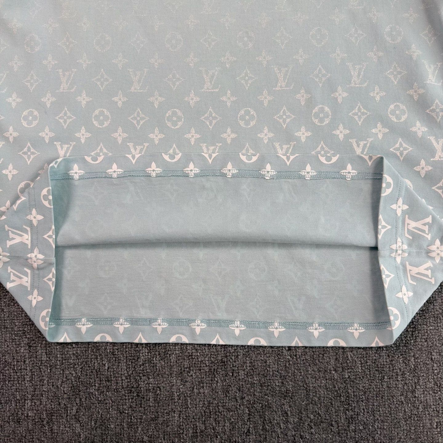 Louis Vuitton LV Gradient Print Sky Blue Short Sleeve Size US S / EU 44-46 / 1 - 7 Thumbnail