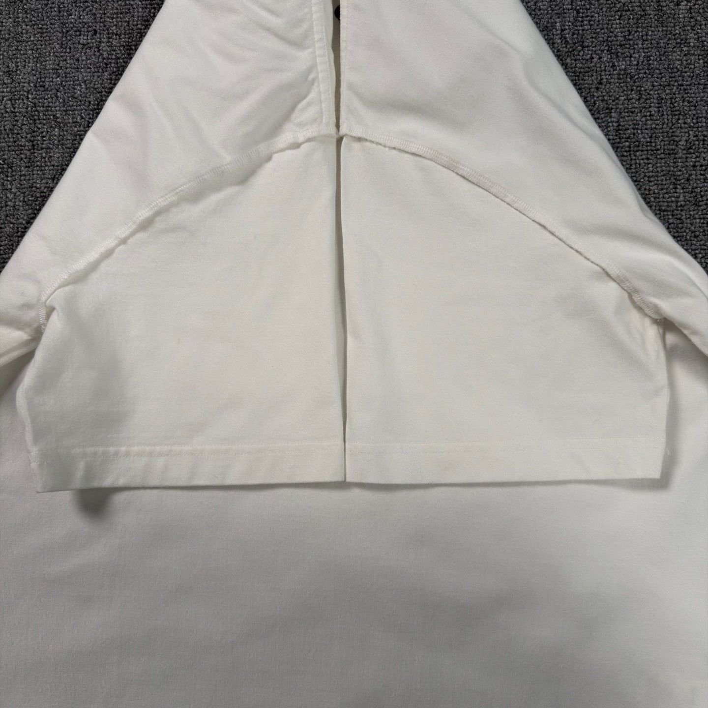 Louis Vuitton LV White Embossed Logo T-Shirt Size US M / EU 48-50 / 2 - 6 Thumbnail