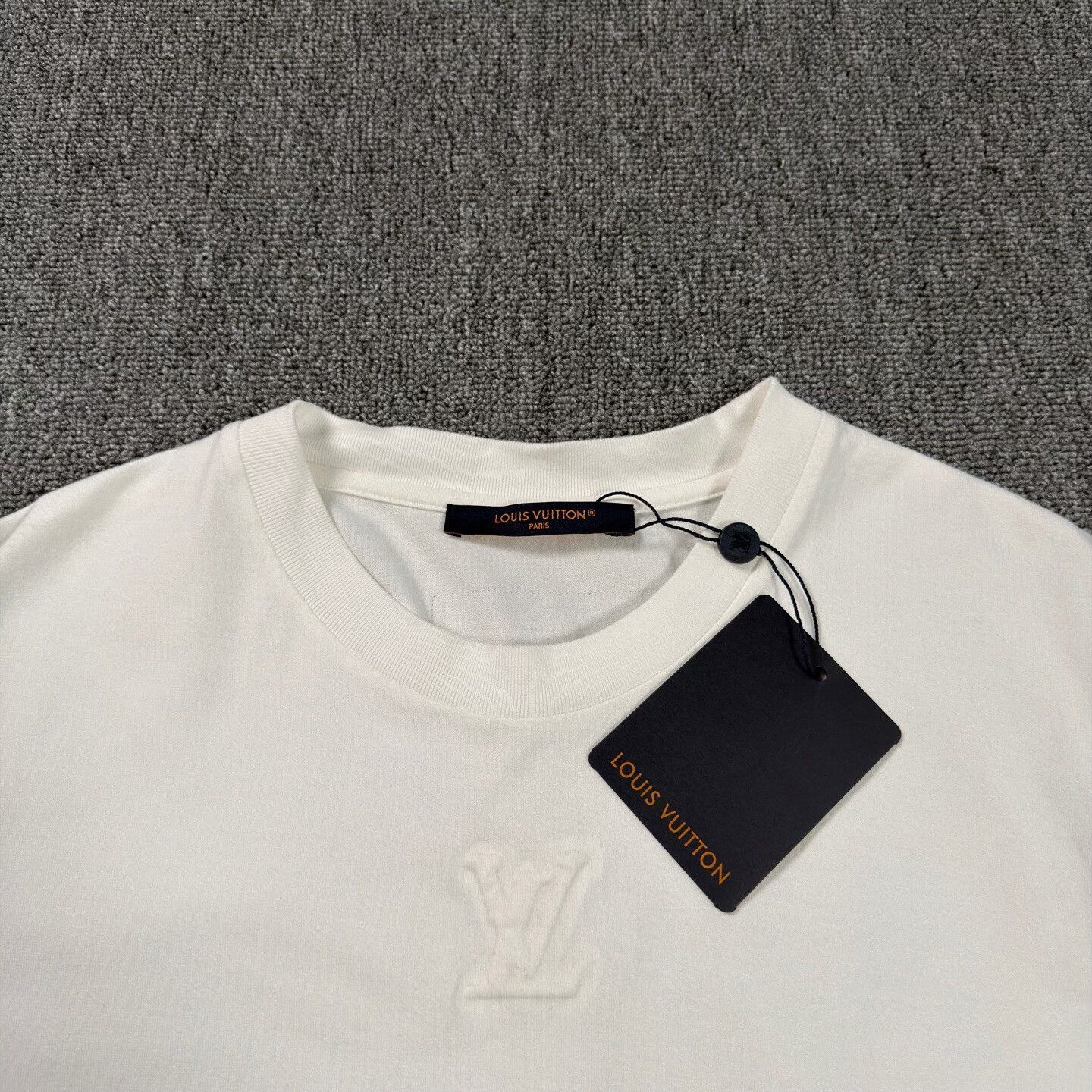 Louis Vuitton LV White Embossed Logo T-Shirt Size US M / EU 48-50 / 2 - 3 Thumbnail