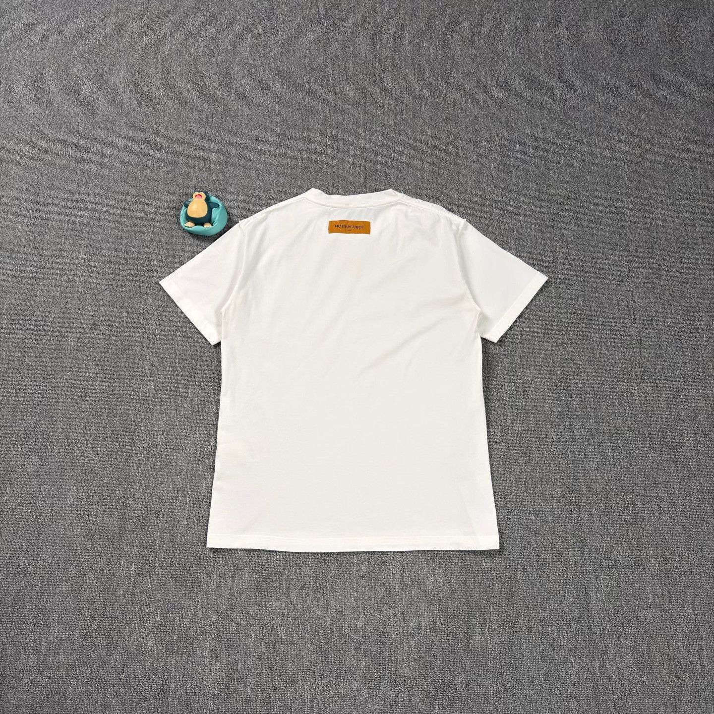 Louis Vuitton LV White Embossed Logo T-Shirt Size US M / EU 48-50 / 2 - 2 Thumbnail