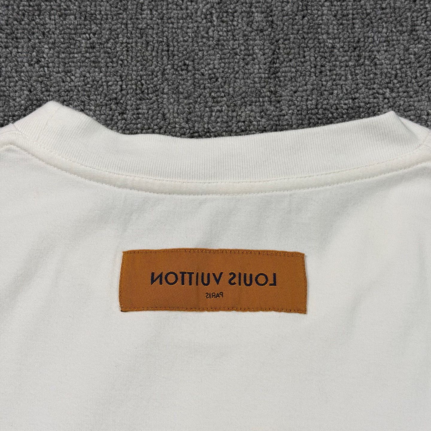 Louis Vuitton LV White Embossed Logo T-Shirt Size US M / EU 48-50 / 2 - 8 Thumbnail