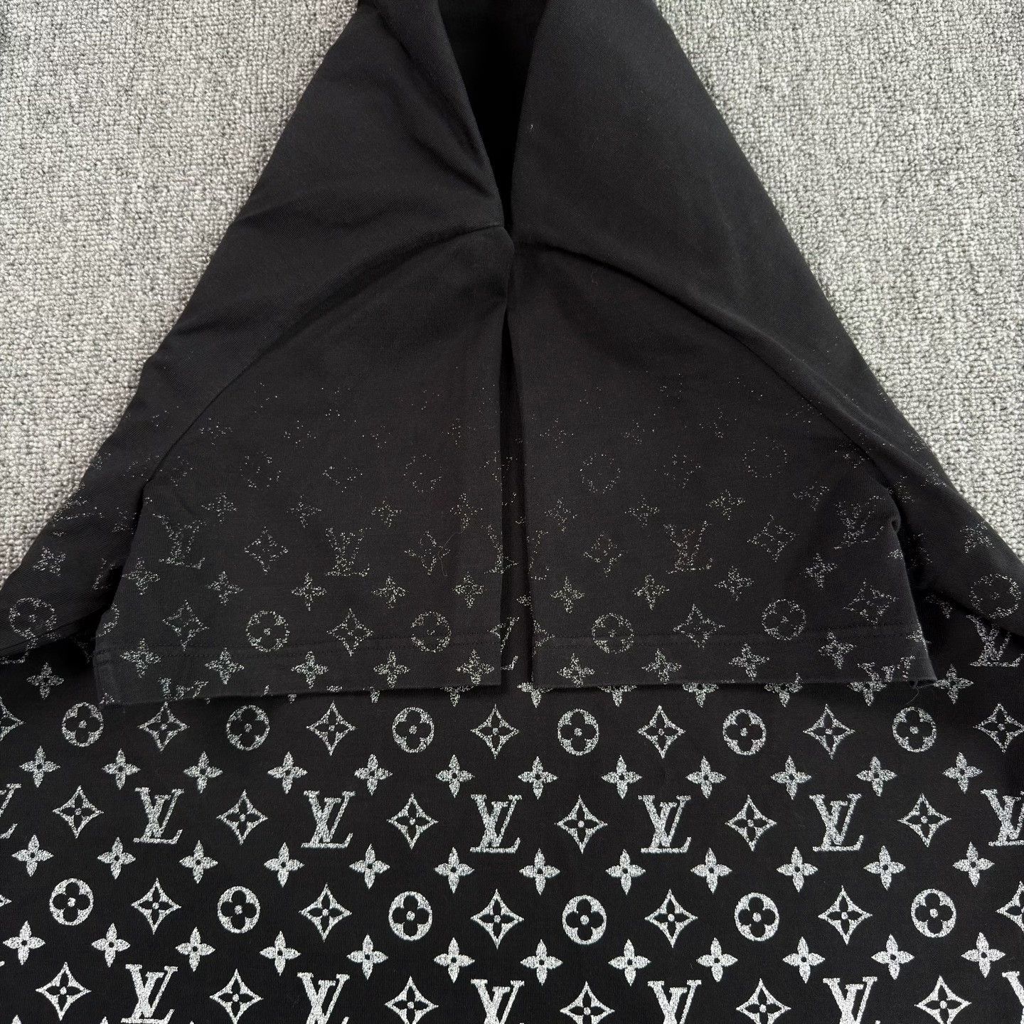 Louis Vuitton LV Gradient Black All-Over Print Tee Size US XL / EU 56 / 4 - 7 Thumbnail