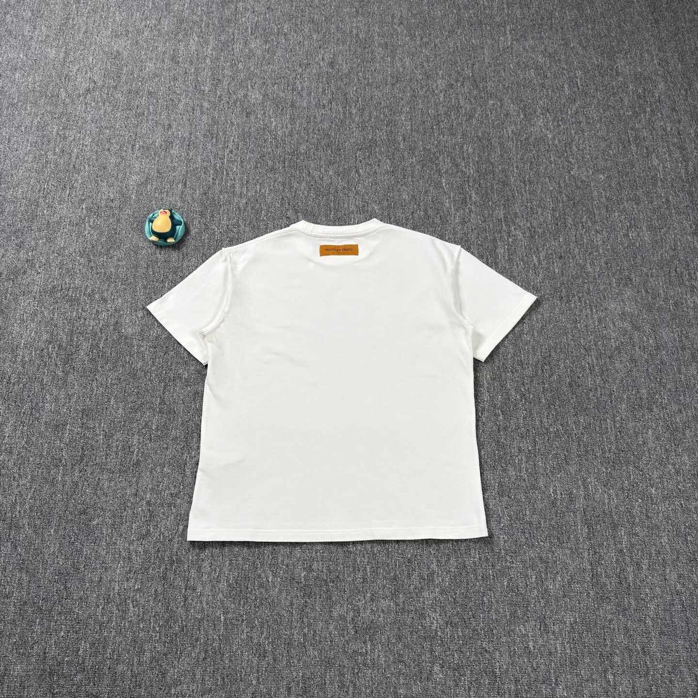 Louis Vuitton LV White Rainbow Short-sleeve Tee Size US XL / EU 56 / 4 - 2 Thumbnail