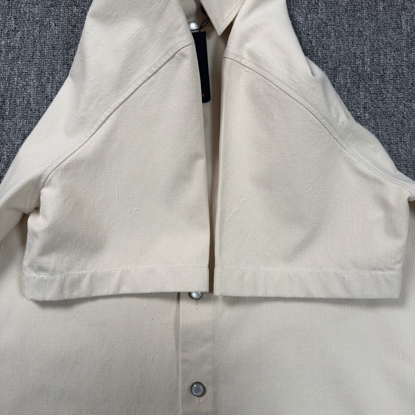 Louis Vuitton LV 25 Beige Leather Logo Short-Sleeve Shirt Size US L / EU 52-54 / 3 - 6 Thumbnail