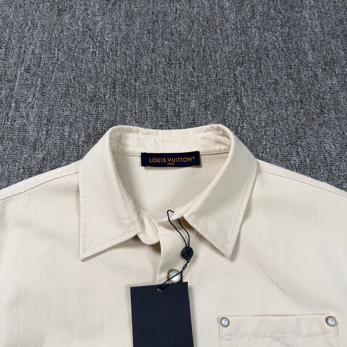 Louis Vuitton LV 25 Beige Leather Logo Short-Sleeve Shirt Size US L / EU 52-54 / 3 - 3 Thumbnail