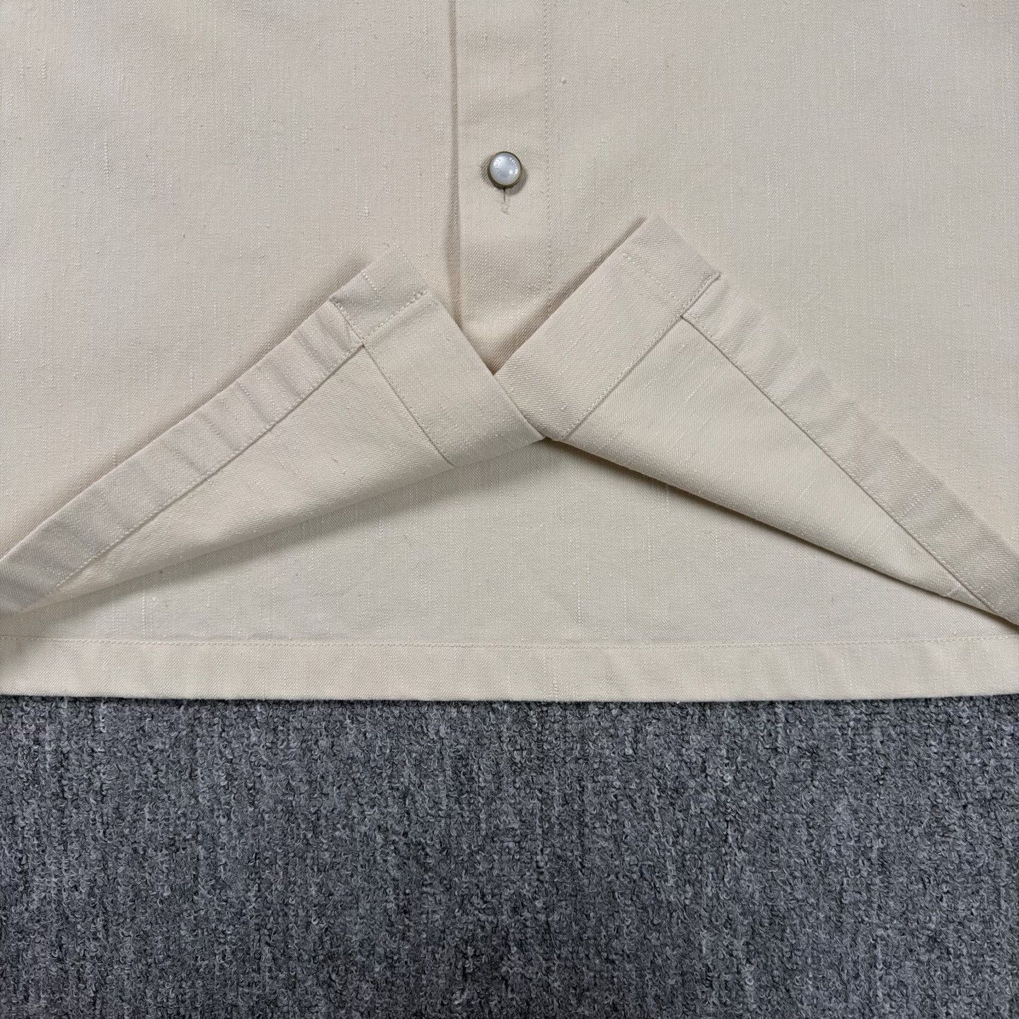 Louis Vuitton LV 25 Beige Leather Logo Short-Sleeve Shirt Size US L / EU 52-54 / 3 - 7 Thumbnail