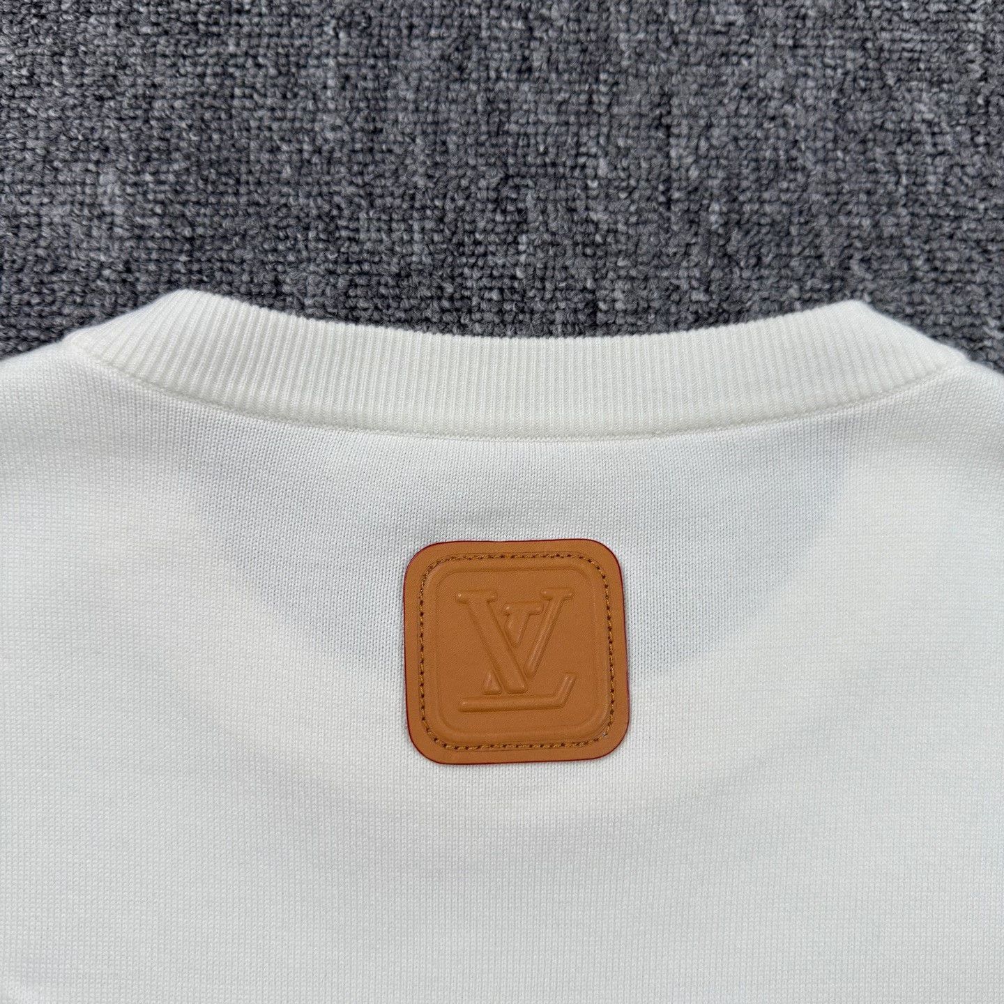 Louis Vuitton LV 25 White Embossed Leather Patch Short-Sleeve Size US M / EU 48-50 / 2 - 7 Thumbnail