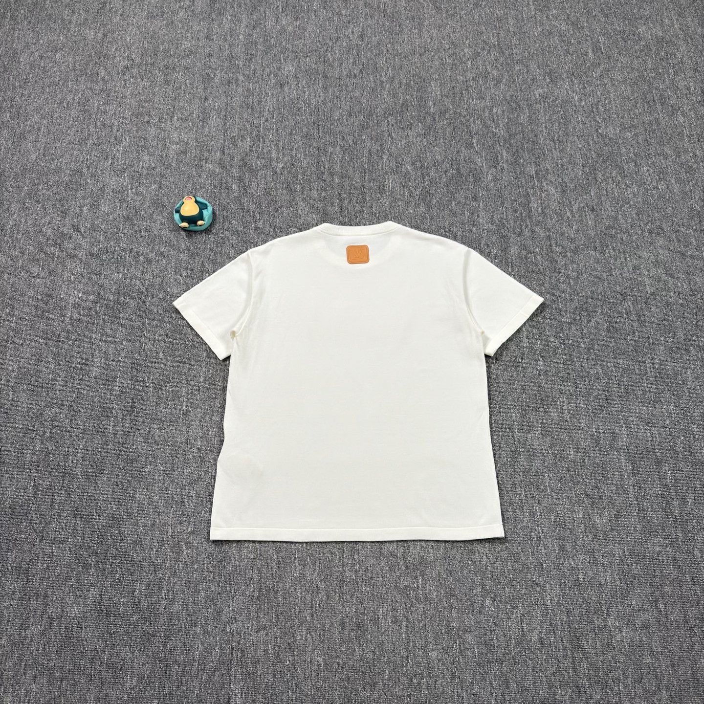 Louis Vuitton LV 25 White Embossed Leather Patch Short-Sleeve Size US M / EU 48-50 / 2 - 2 Thumbnail