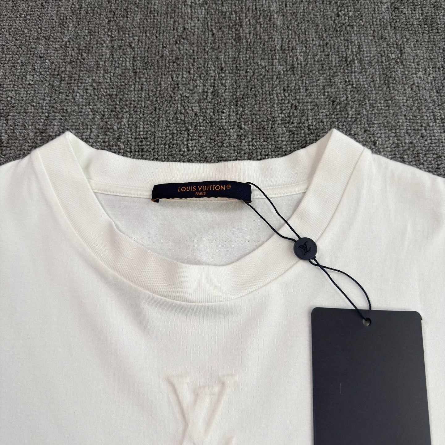 Louis Vuitton LV 25 Embossed Logo White T-Shirt Size US M / EU 48-50 / 2 - 3 Thumbnail
