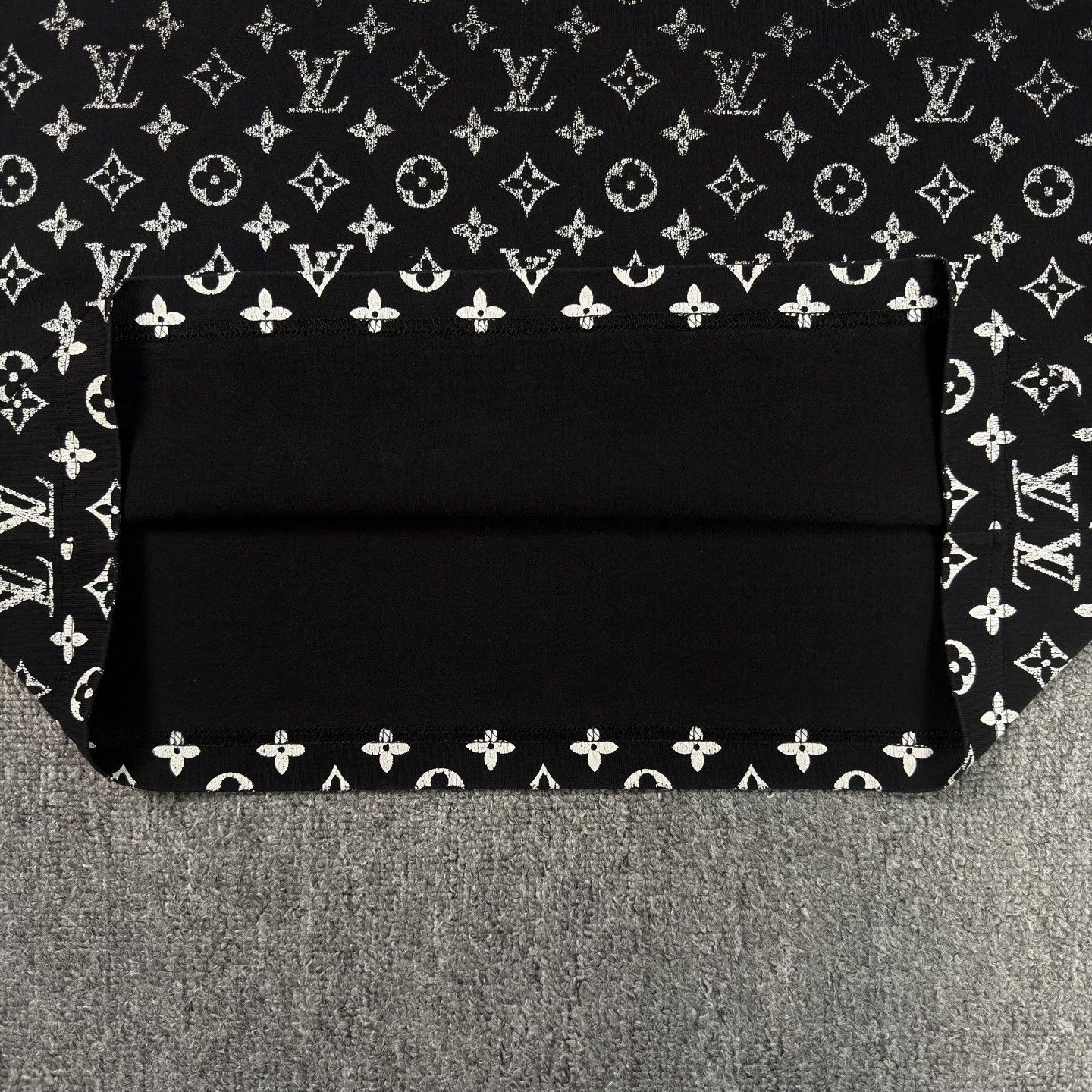 Louis Vuitton LV Monogram Gradient Black White Tee Size XS / US 0-2 / IT 36-38 - 7 Thumbnail