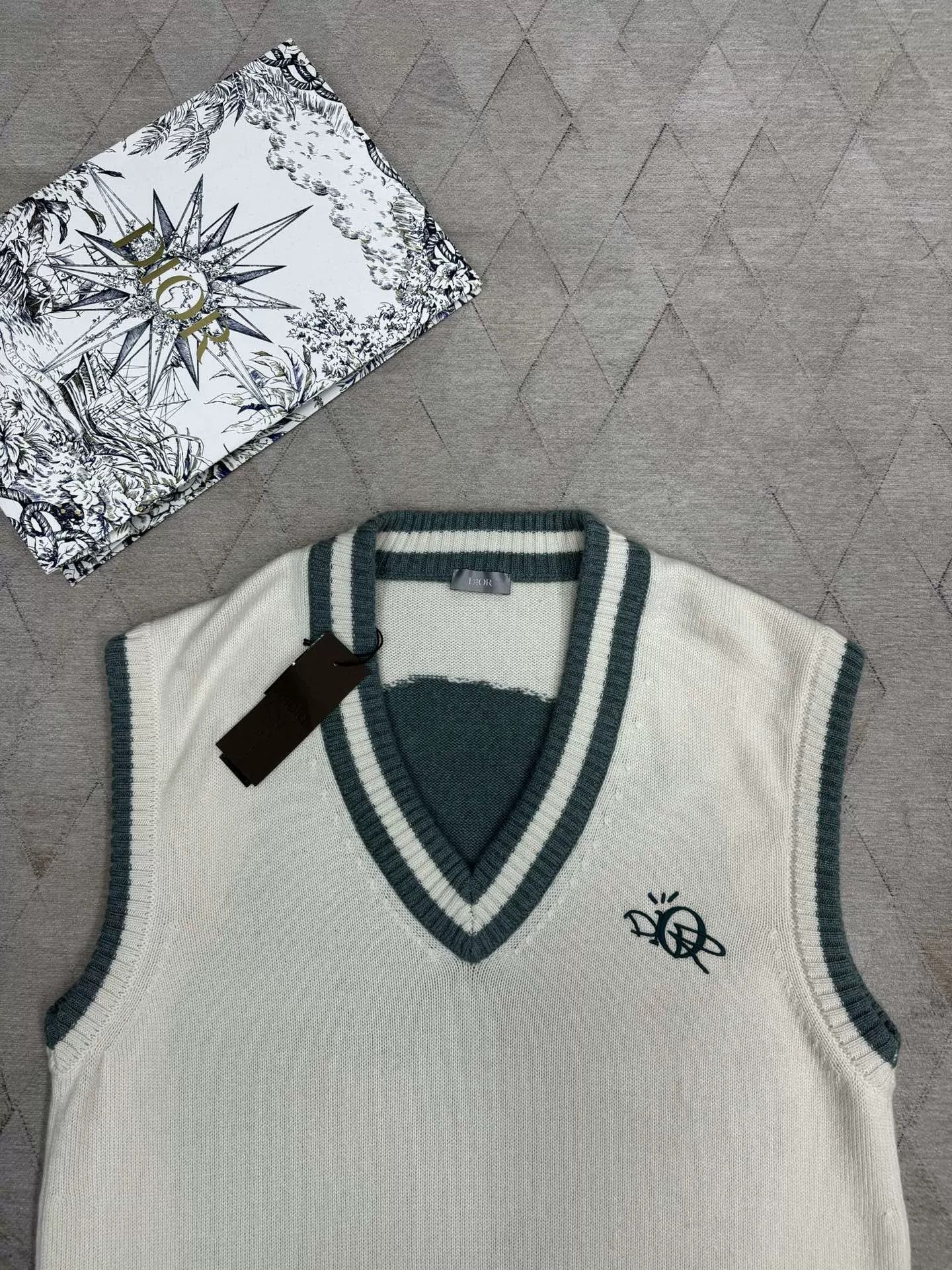 Dior Dior Autumn Winter Cashmere Knit Vest Size US M / EU 48-50 / 2 - 2 Thumbnail