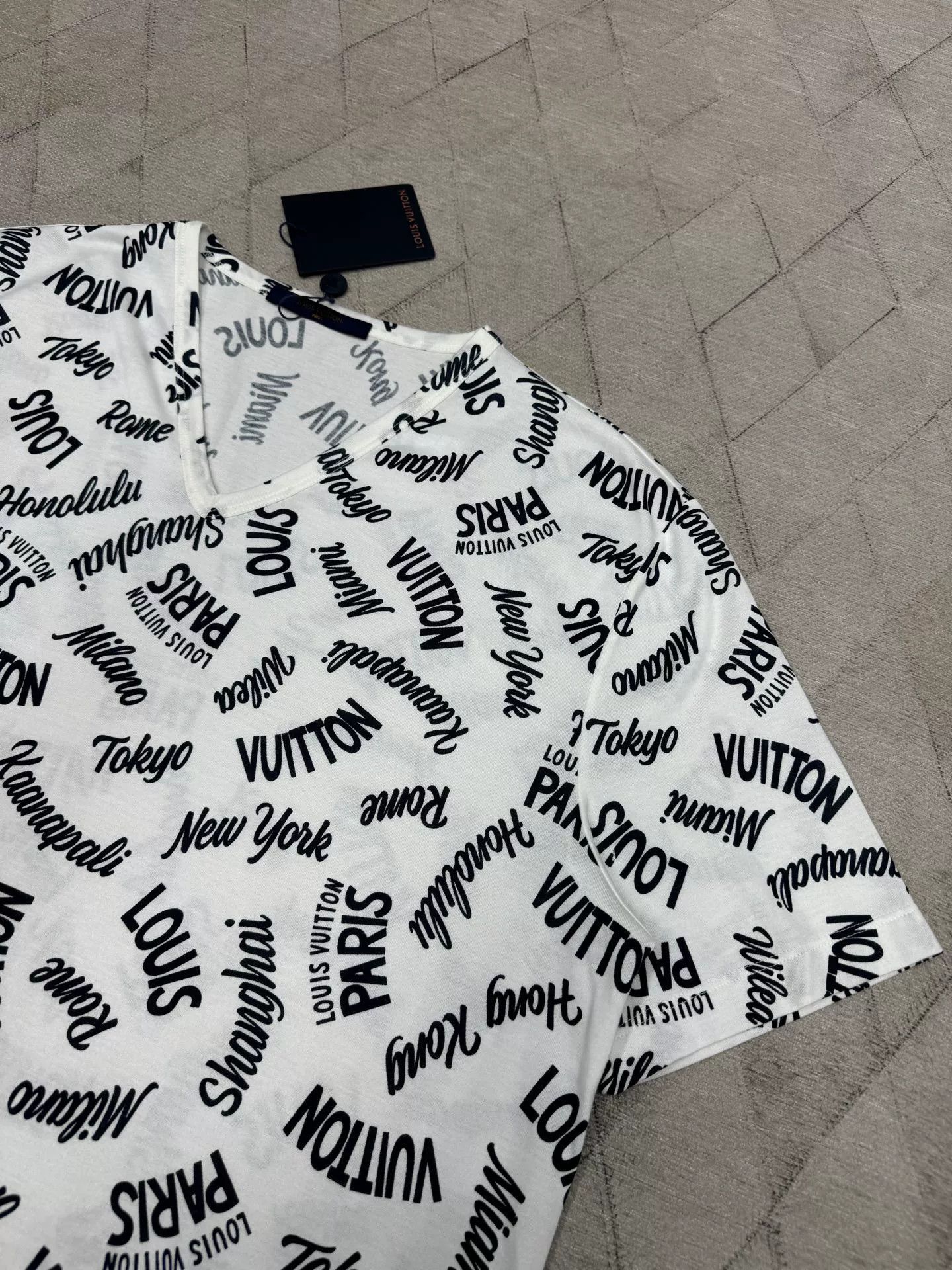 Louis Vuitton LV Logo Short-Sleeve T-Shirt XL Size US XL / EU 56 / 4 - 6 Thumbnail