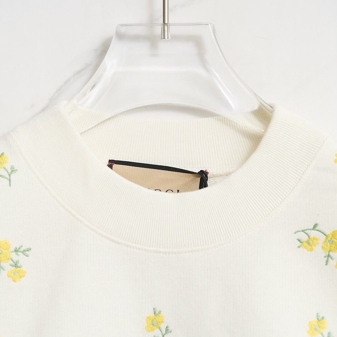 Gucci Gucci Women's Heavy Floral Embroidered Sweatshirt Size M / US 6-8 / IT 42-44 - 2 Thumbnail