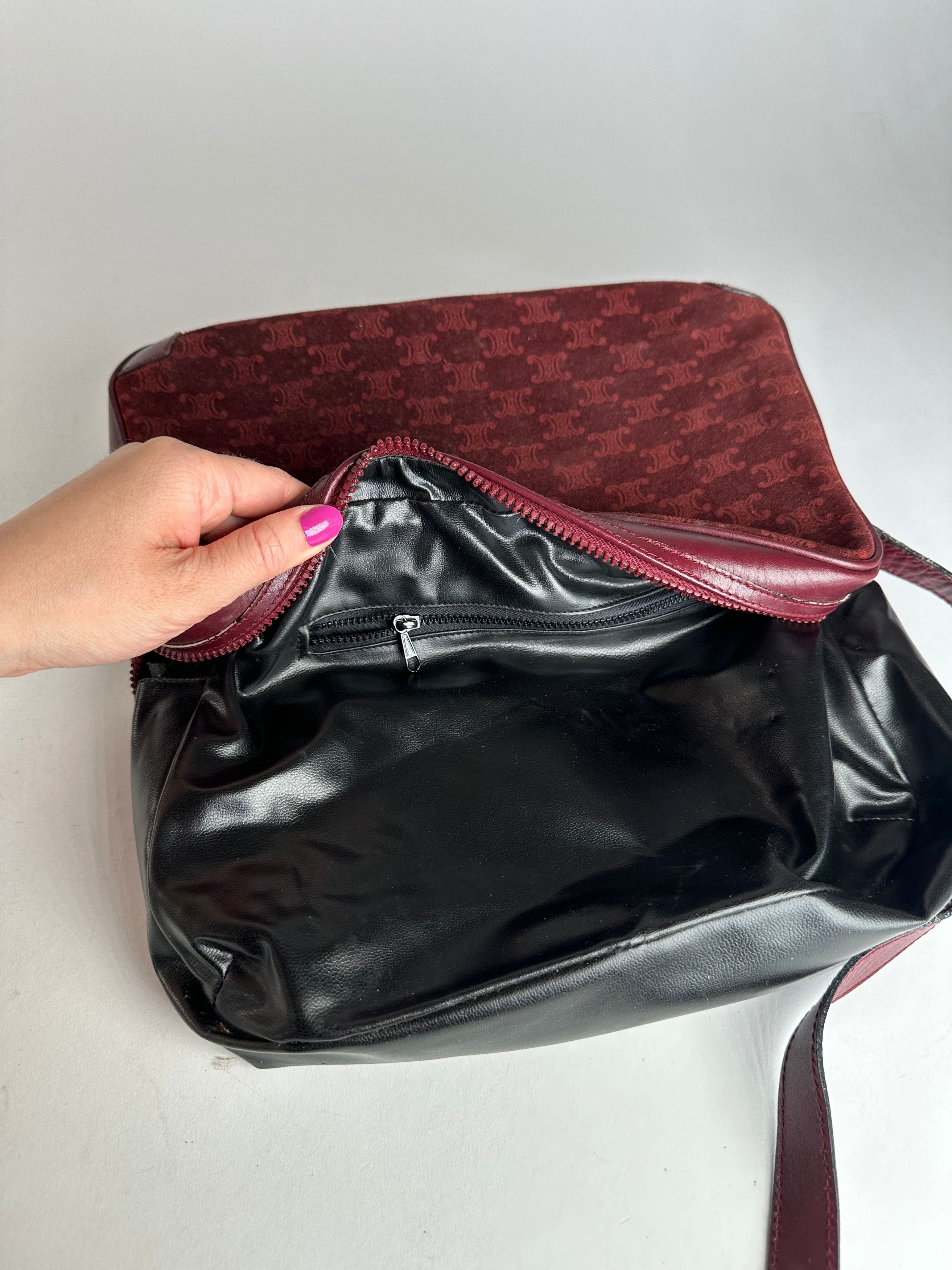 Celine Vintage Paris Triomphe Monogram 70s Suede Shoulder Bag Burgu Size ONE SIZE - 11 Thumbnail