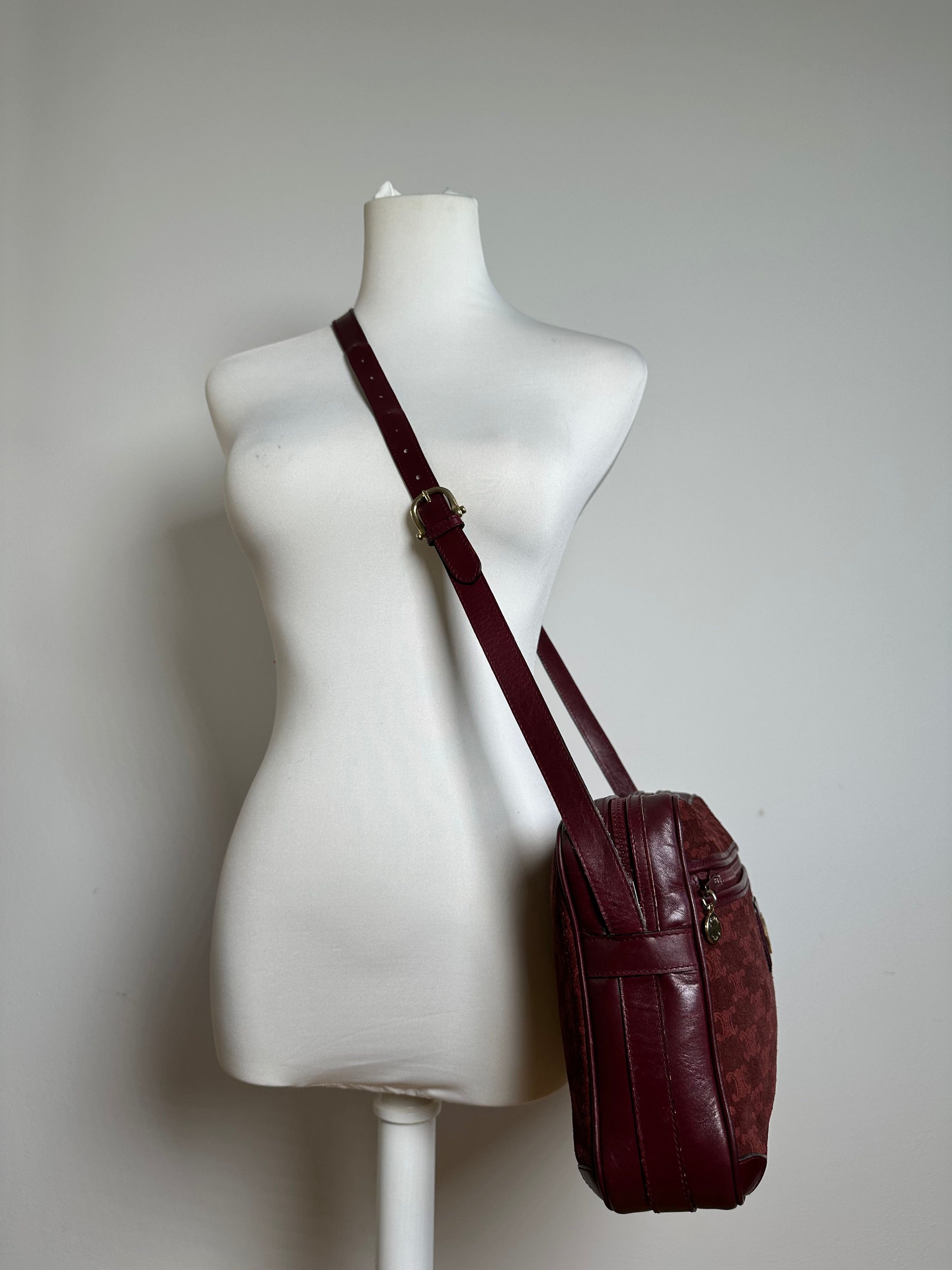 Celine Vintage Paris Triomphe Monogram 70s Suede Shoulder Bag Burgu Size ONE SIZE - 8 Thumbnail