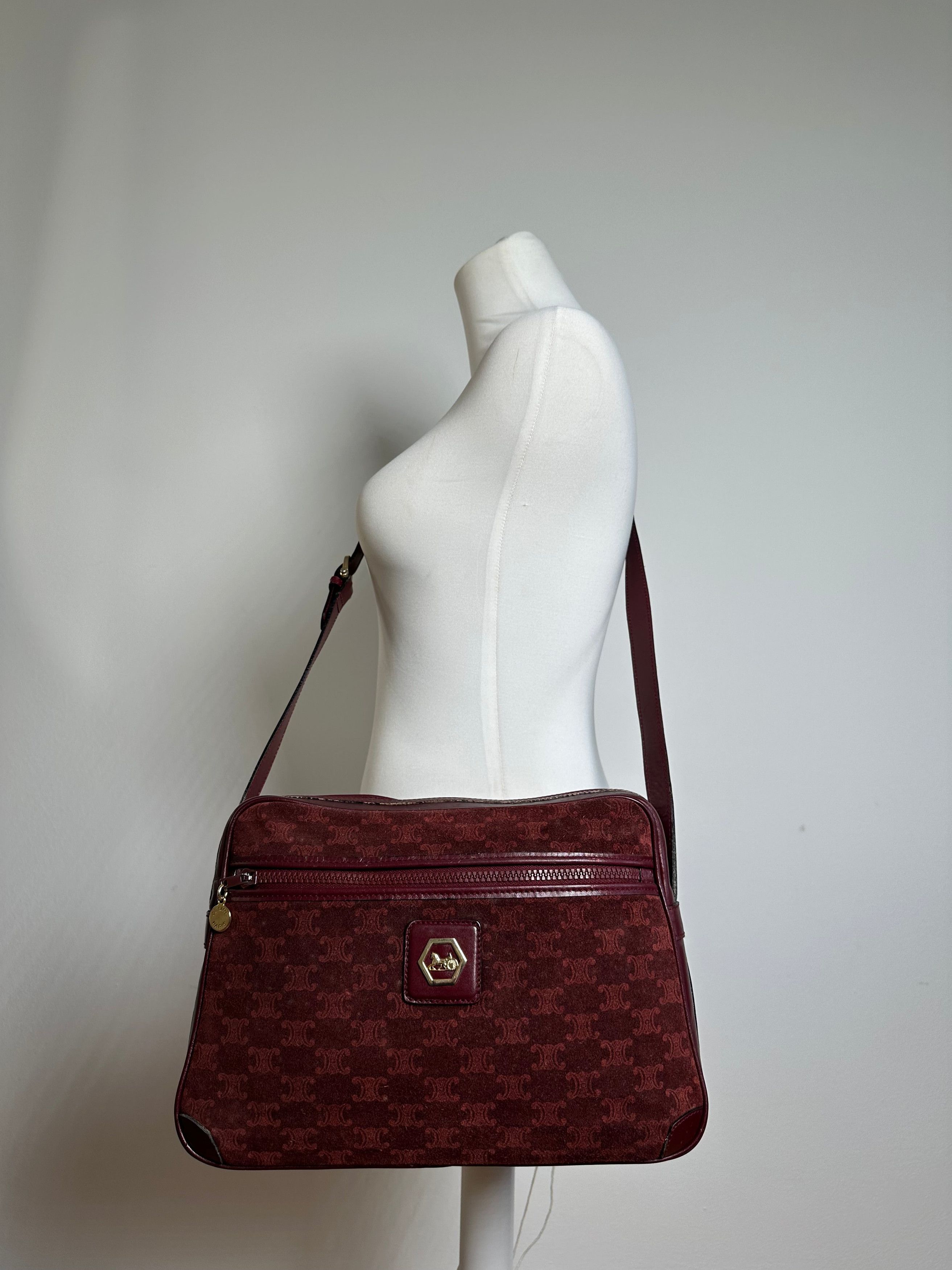 Celine Vintage Paris Triomphe Monogram 70s Suede Shoulder Bag Burgu Size ONE SIZE - 9 Thumbnail