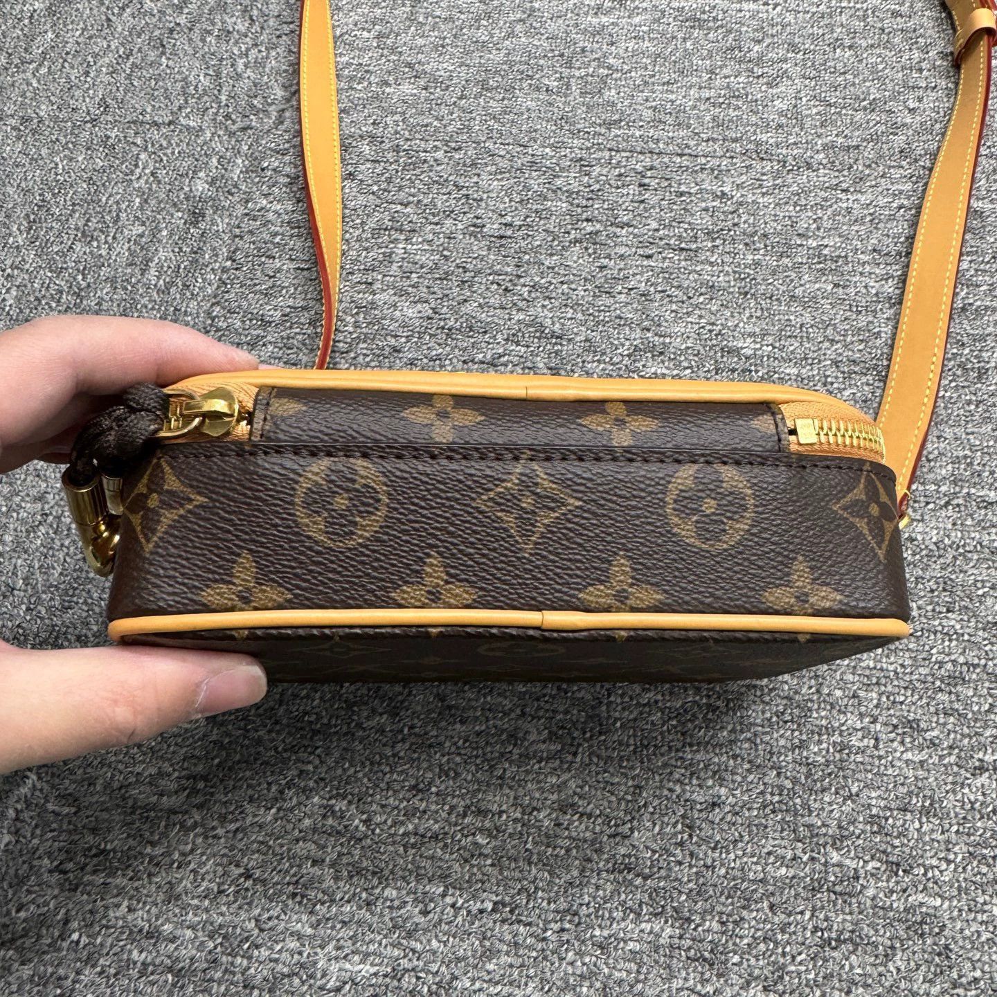 Louis Vuitton Brown Crossbody Bag with Classic Print Design Size ONE SIZE - 2 Thumbnail