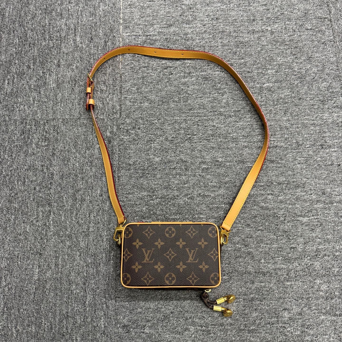 Louis Vuitton Brown Crossbody Bag with Classic Print Design Size ONE SIZE - 3 Thumbnail