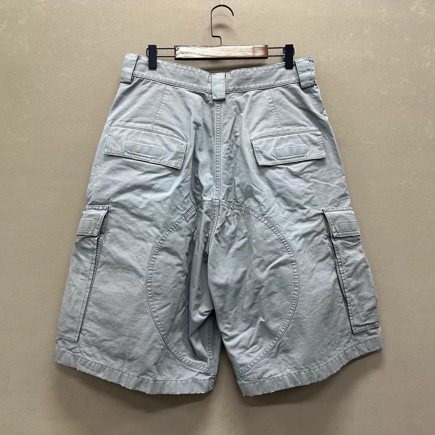 Balenciaga Gray Cargo Shorts with Multiple Utility Pockets Size US 32 / EU 48 - 2 Thumbnail