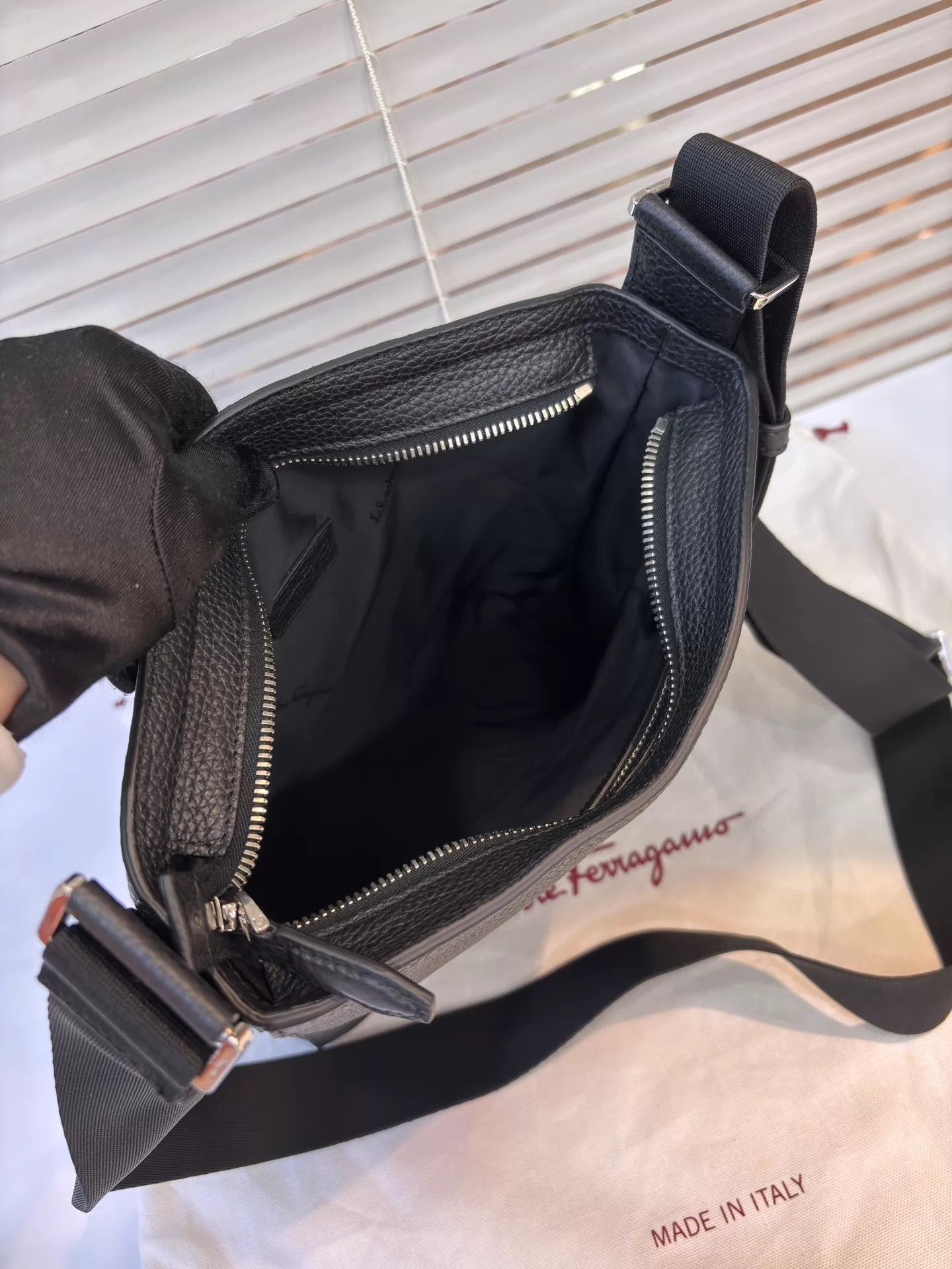 Salvatore Ferragamo Black Leather Crossbody Bag Size ONE SIZE - 7 Thumbnail