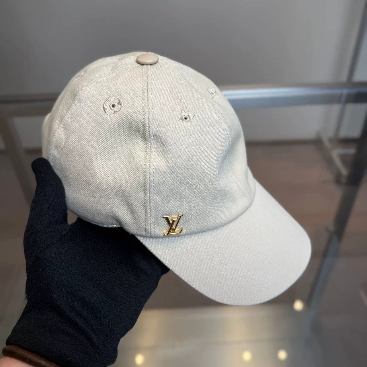 Louis Vuitton Louis Vuitton Metal Logo Beige Baseball Cap Size ONE SIZE - 2 Thumbnail