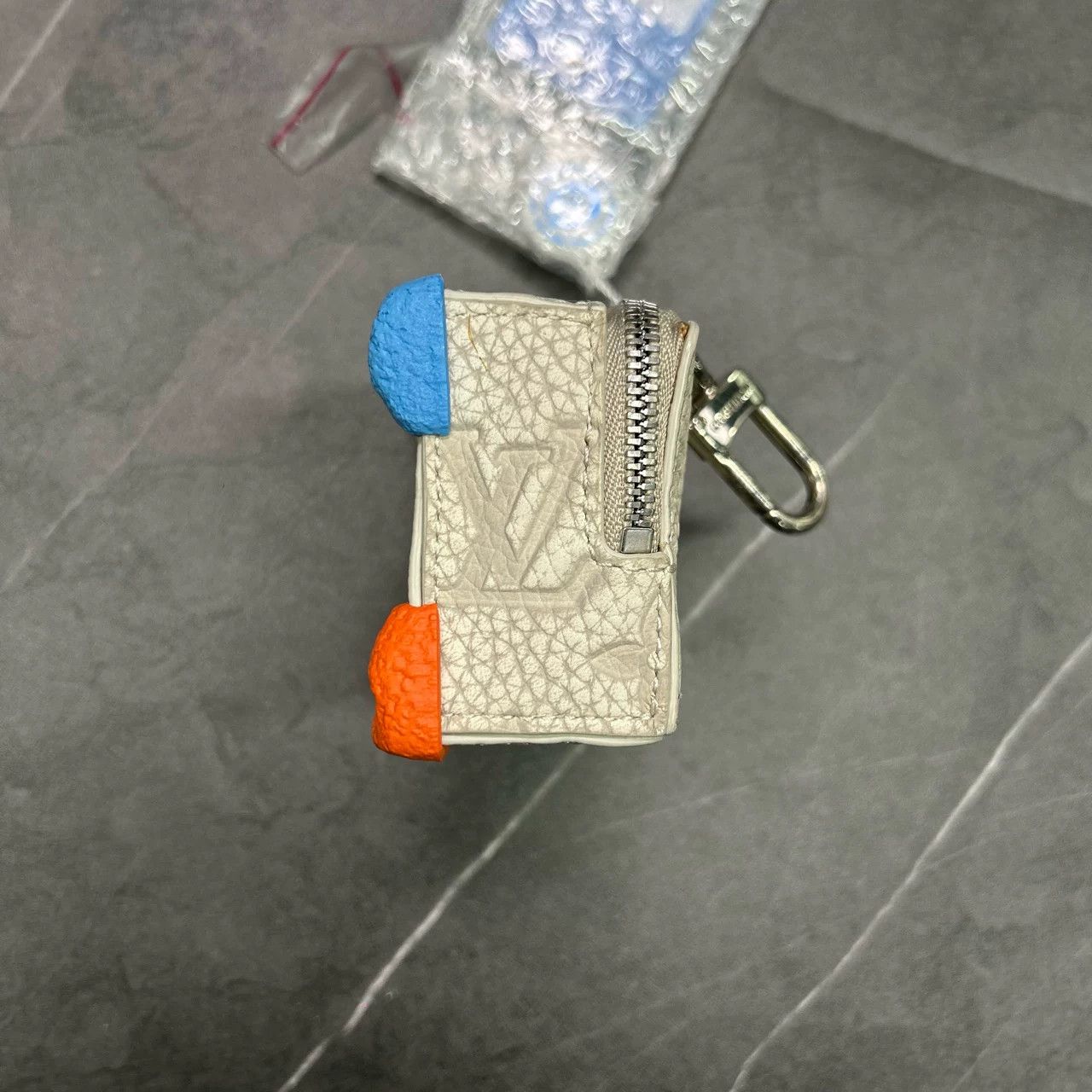 Louis Vuitton Louis Vuitton Rock Climbing Coin Earphone Pouch Size ONE SIZE - 6 Thumbnail