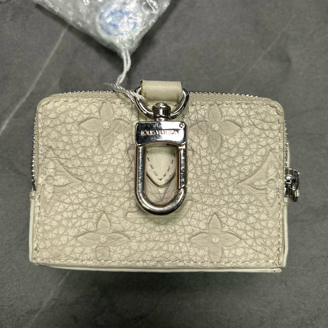 Louis Vuitton Louis Vuitton Rock Climbing Coin Earphone Pouch Size ONE SIZE - 4 Thumbnail