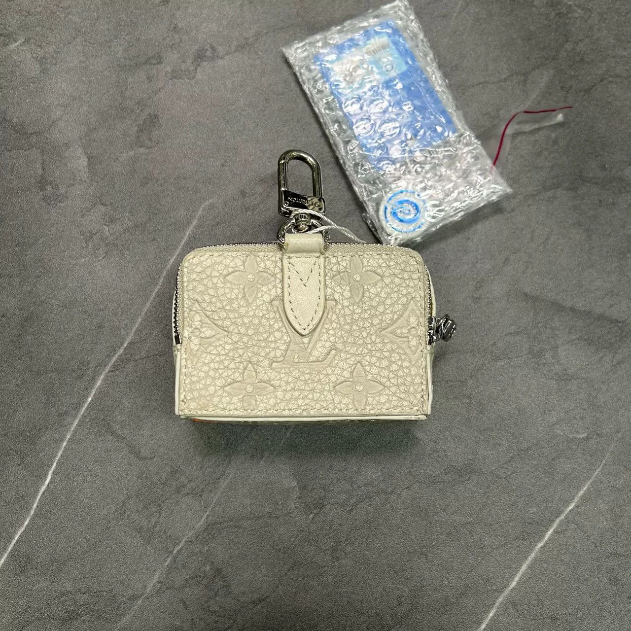 Louis Vuitton Louis Vuitton Rock Climbing Coin Earphone Pouch Size ONE SIZE - 2 Thumbnail