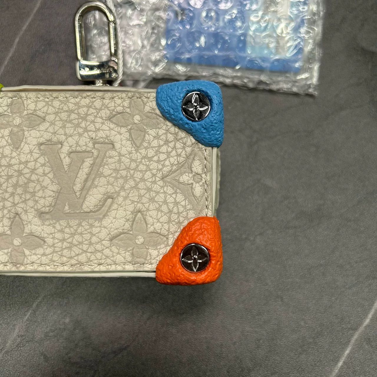 Louis Vuitton Louis Vuitton Rock Climbing Coin Earphone Pouch Size ONE SIZE - 3 Thumbnail