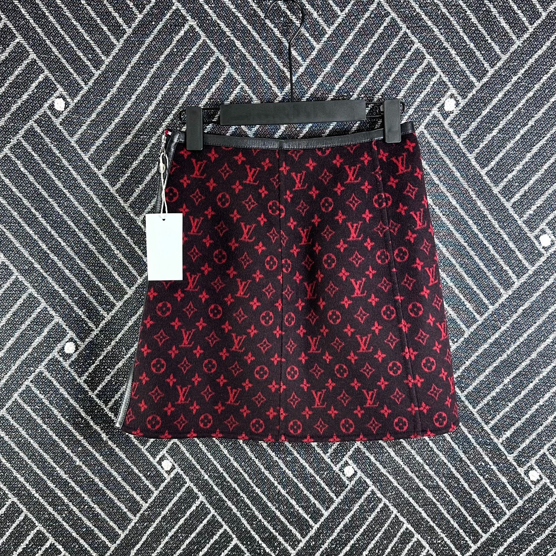 Louis Vuitton LV Monogram Wool Mini Skirt Size 36" / US 14 / IT 50 - 2 Thumbnail