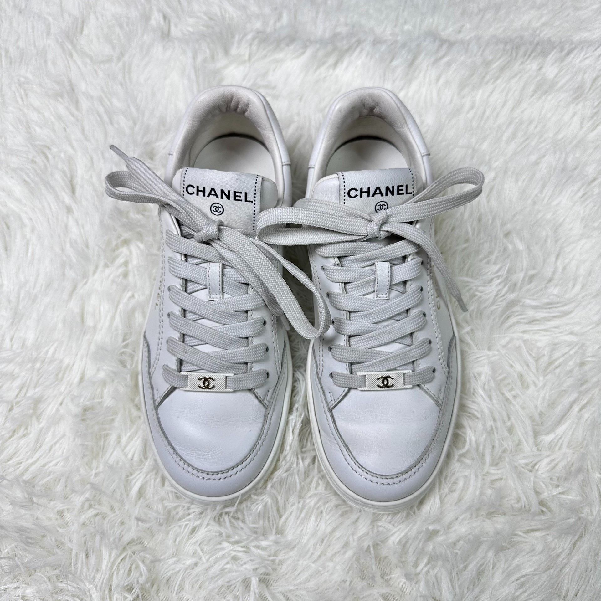 Chanel Chanel White Low-Top Flat Women's Sneakers Size US 5.5 / IT 35.5 - 2 Thumbnail