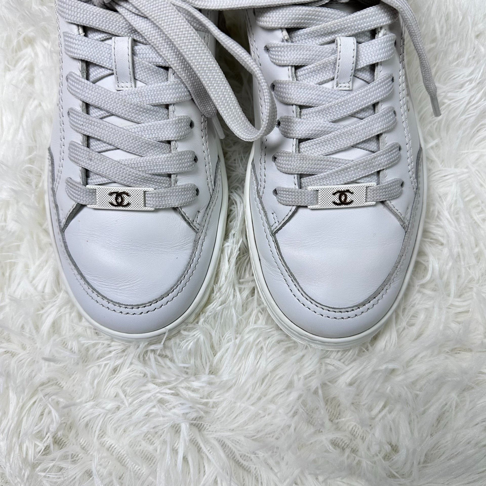 Chanel Chanel White Low-Top Flat Women's Sneakers Size US 5.5 / IT 35.5 - 3 Thumbnail