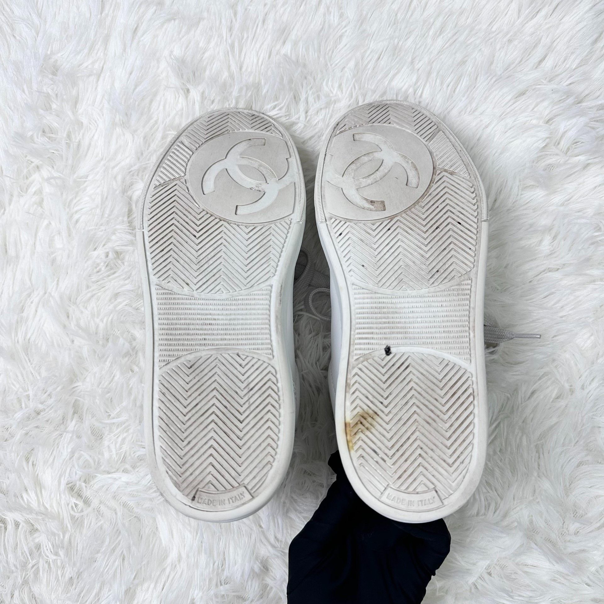 Chanel Chanel White Low-Top Flat Women's Sneakers Size US 5.5 / IT 35.5 - 6 Thumbnail
