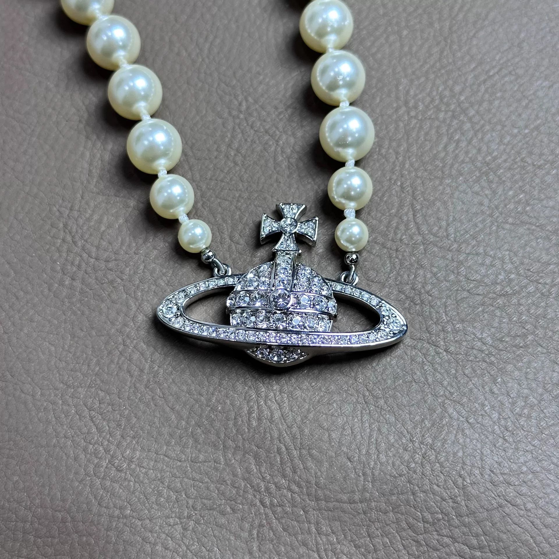 Vivienne Westwood Vivienne Westwood Large Saturn Pearl Necklace Size ONE SIZE - 5 Thumbnail