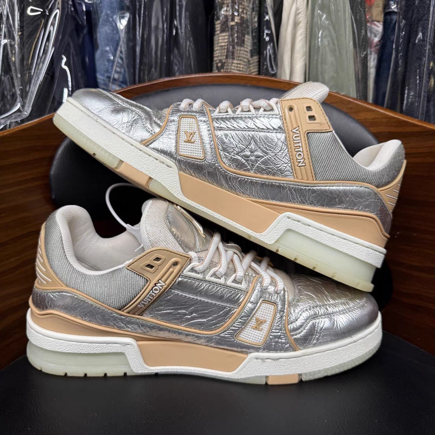 Louis Vuitton Silver Low-Top Sneakers Size 8 Size US 8 / EU 41 - 7 Thumbnail
