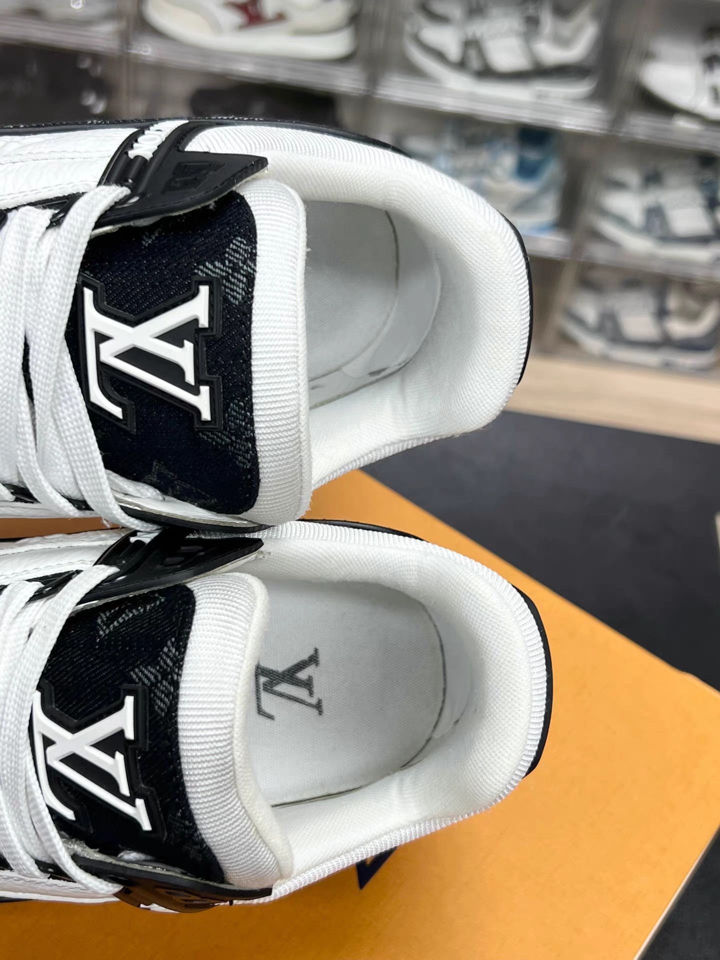 Louis Vuitton White Low-Top Sneakers Size 7.5 Size US 7.5 / EU 40-41 - 4 Thumbnail