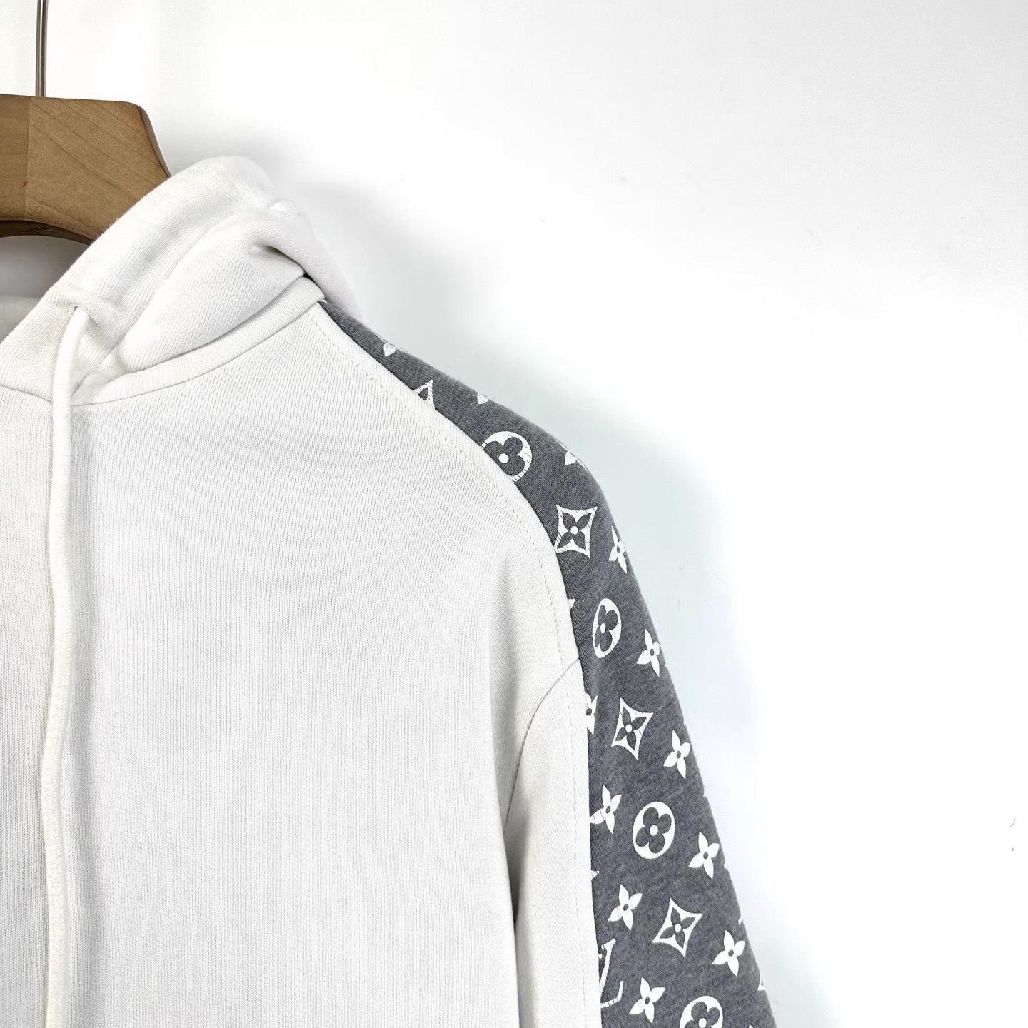 Louis Vuitton White Colorblock Pattern Hoodie Size US S / EU 44-46 / 1 - 5 Thumbnail