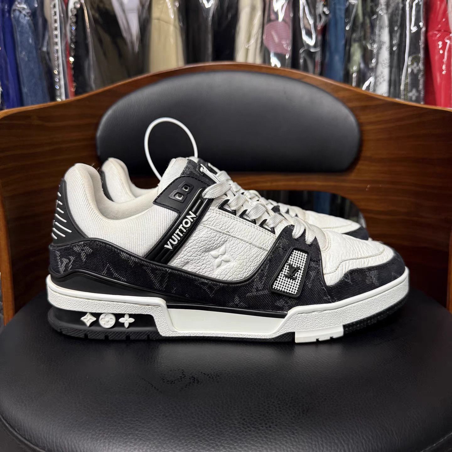 Louis Vuitton White Low-Top Sneakers Size 7 Size US 7 / EU 40 - 4 Thumbnail