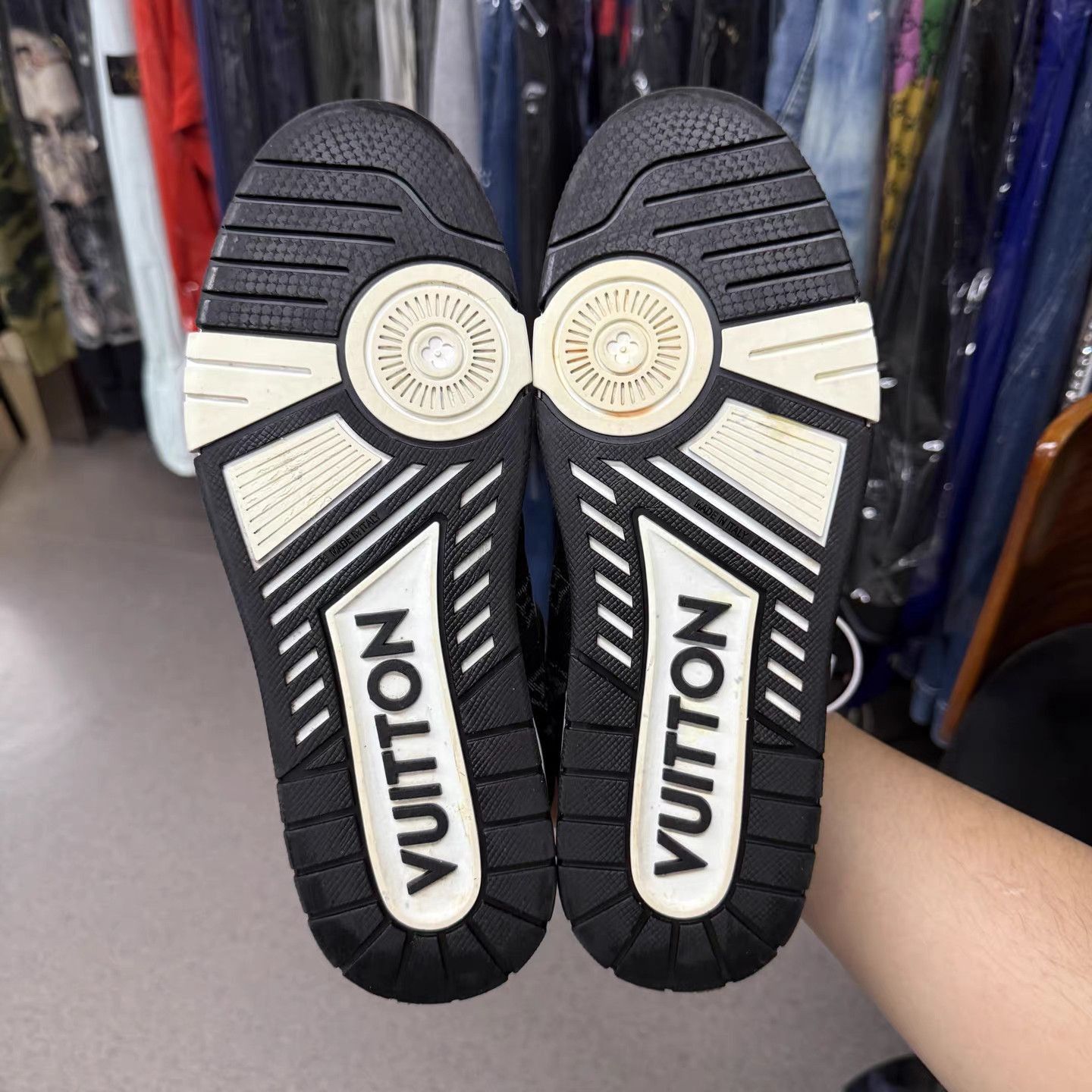 Louis Vuitton White Low-Top Sneakers Size 7 Size US 7 / EU 40 - 9 Thumbnail