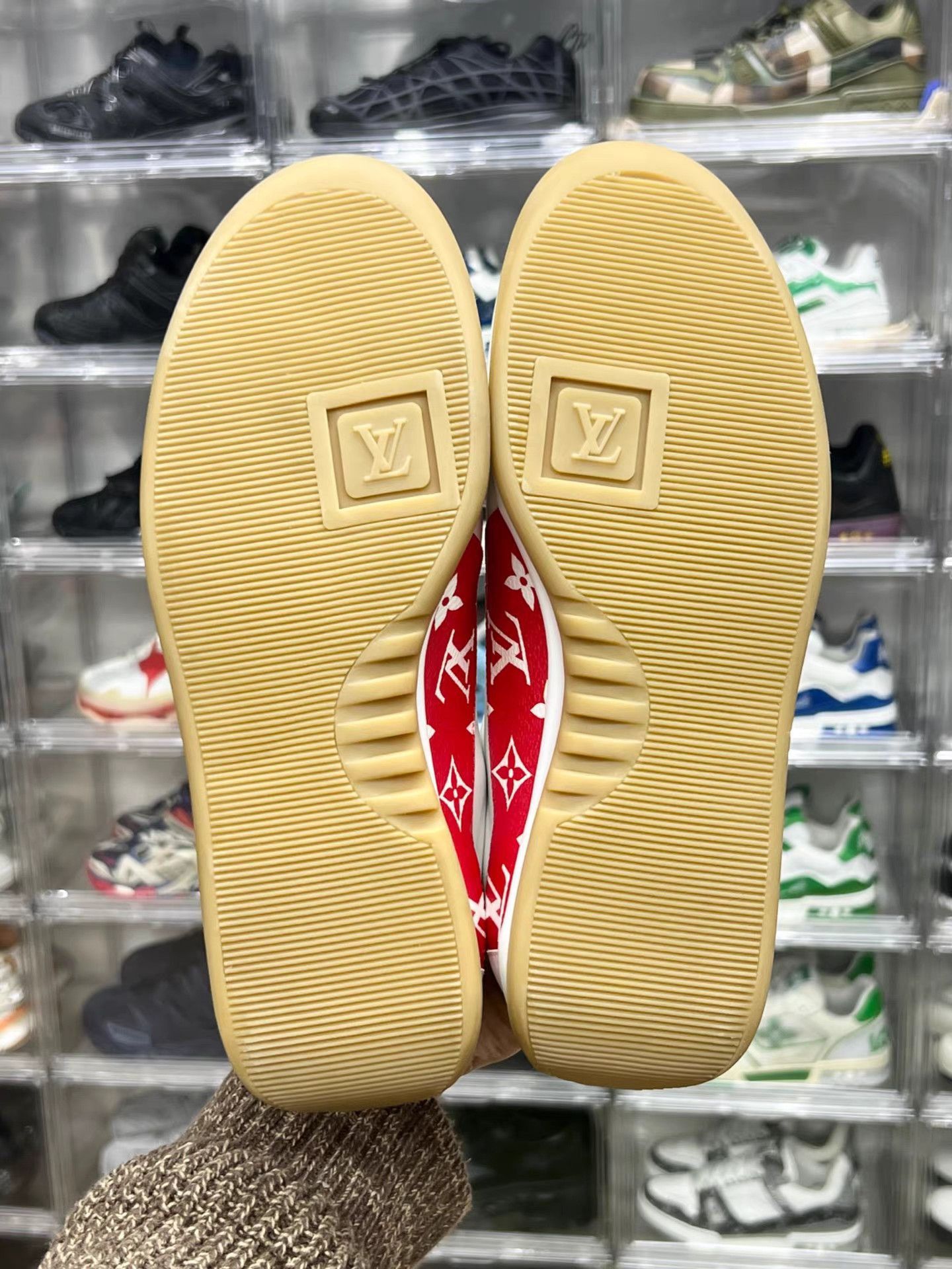 Louis Vuitton White Low-Top Sneakers with Red Accent Size US 7.5 / EU 40-41 - 8 Thumbnail