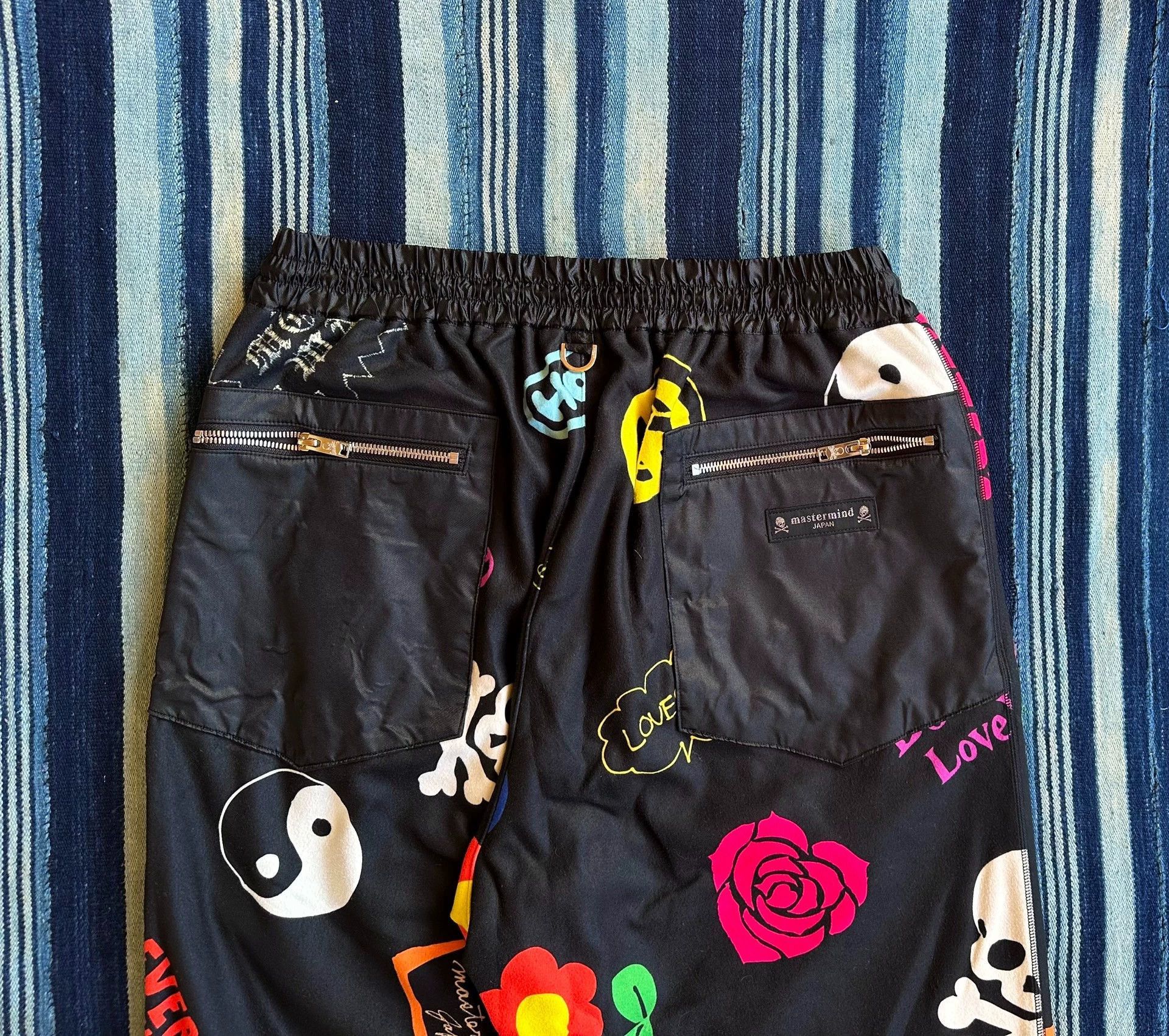 Mastermind Japan Black Graphic Print Casual Pants Size 34 Size US 34 / EU 50 - 4 Thumbnail