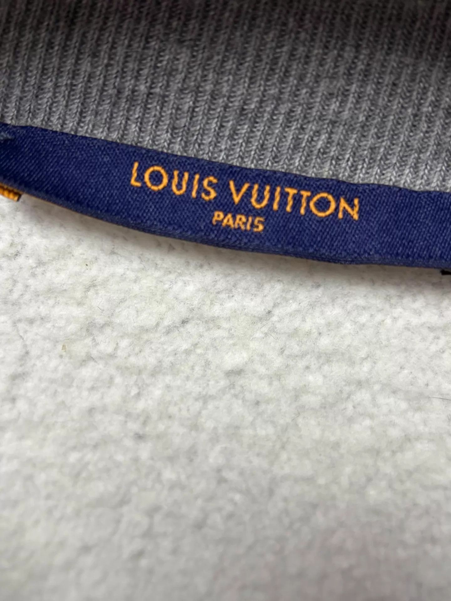 Louis Vuitton Gray Heart Print Long Sleeve Sweatshirt Size US L / EU 52-54 / 3 - 3 Thumbnail