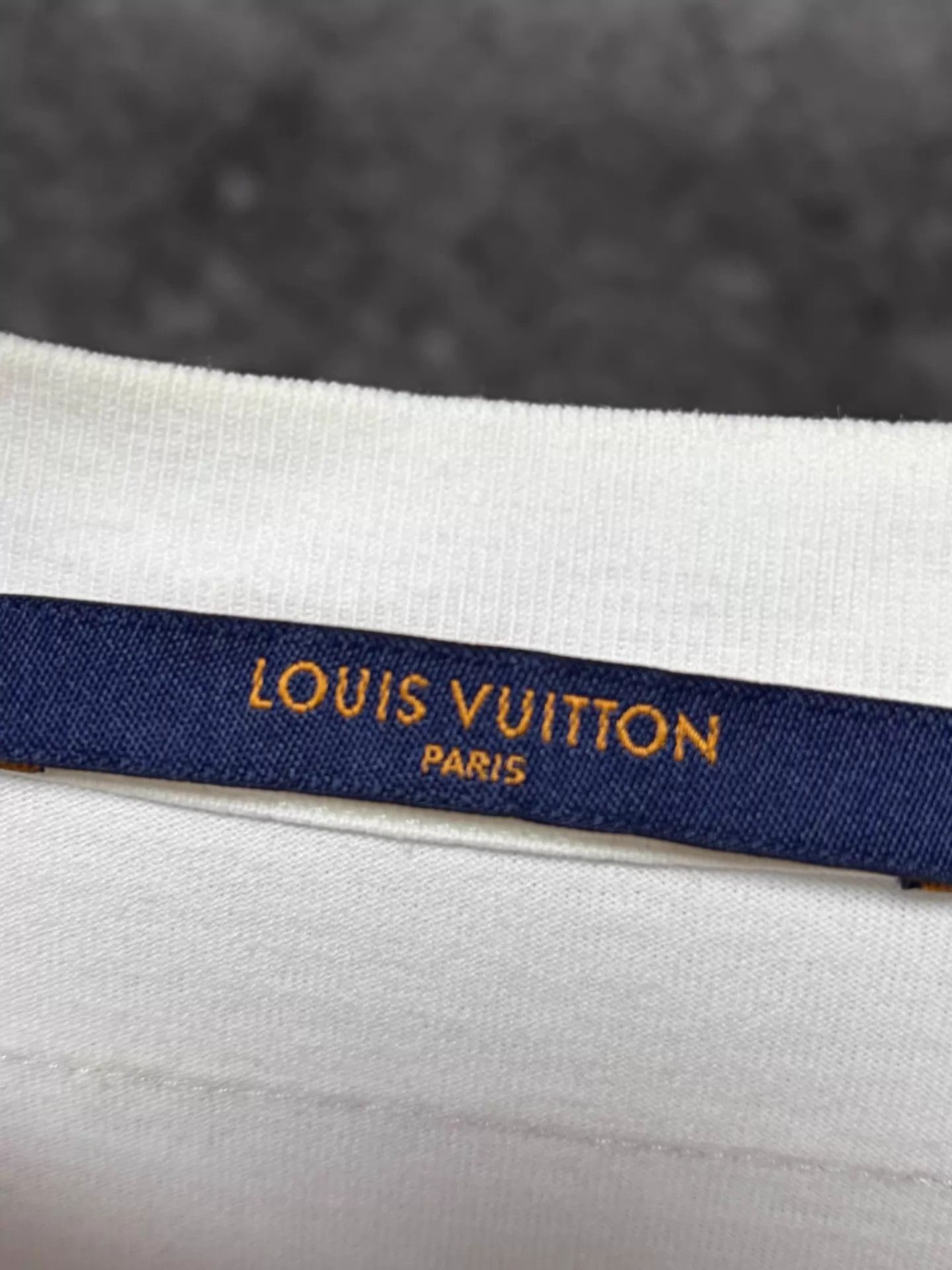 Louis Vuitton White Graffiti Print Short Sleeve T-Shirt L Size US L / EU 52-54 / 3 - 3 Thumbnail