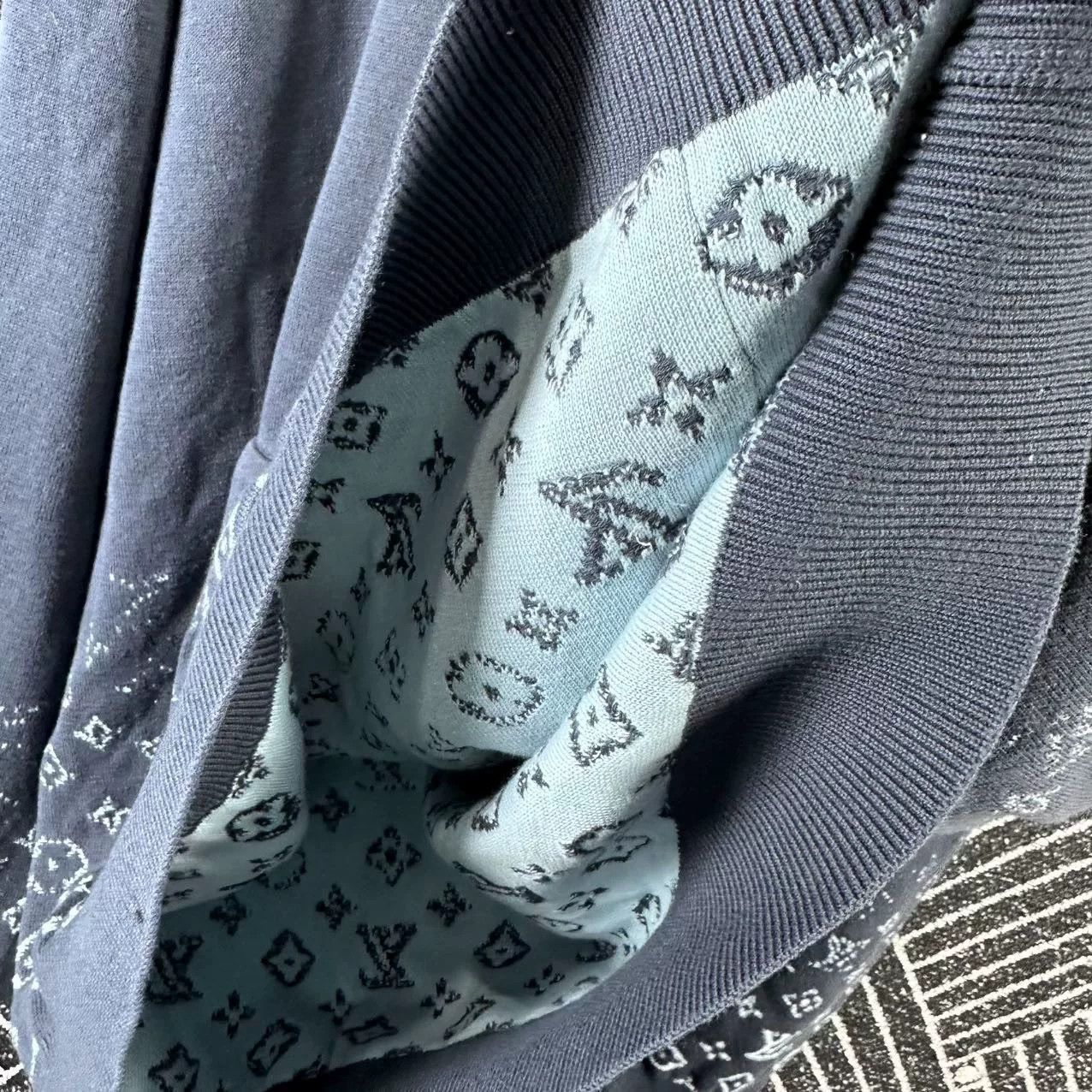 Louis Vuitton Louis Vuitton Gray Logo Print Hooded Sweatshirt Size US L / EU 52-54 / 3 - 7 Thumbnail