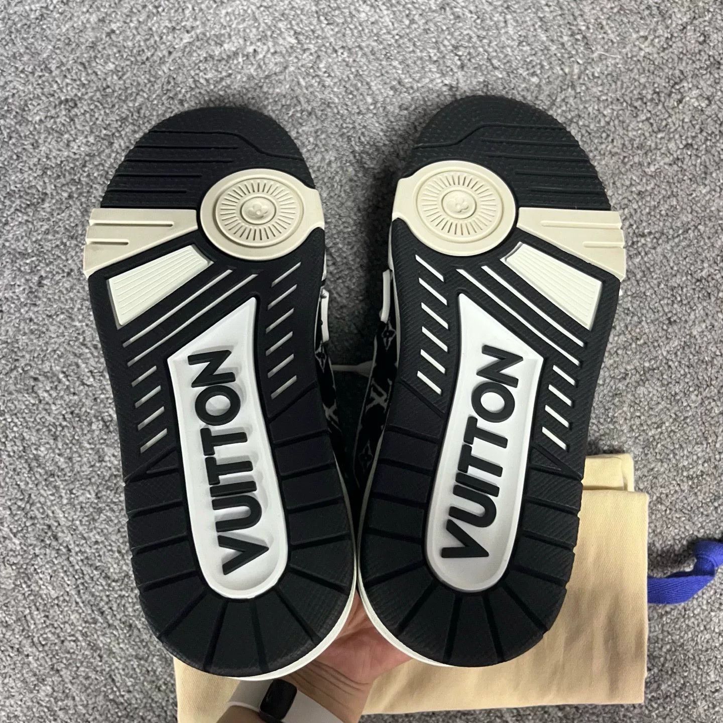 Louis Vuitton Louis Vuitton Black White Low-Top Sneakers Size US 4 / IT 34 - 5 Thumbnail