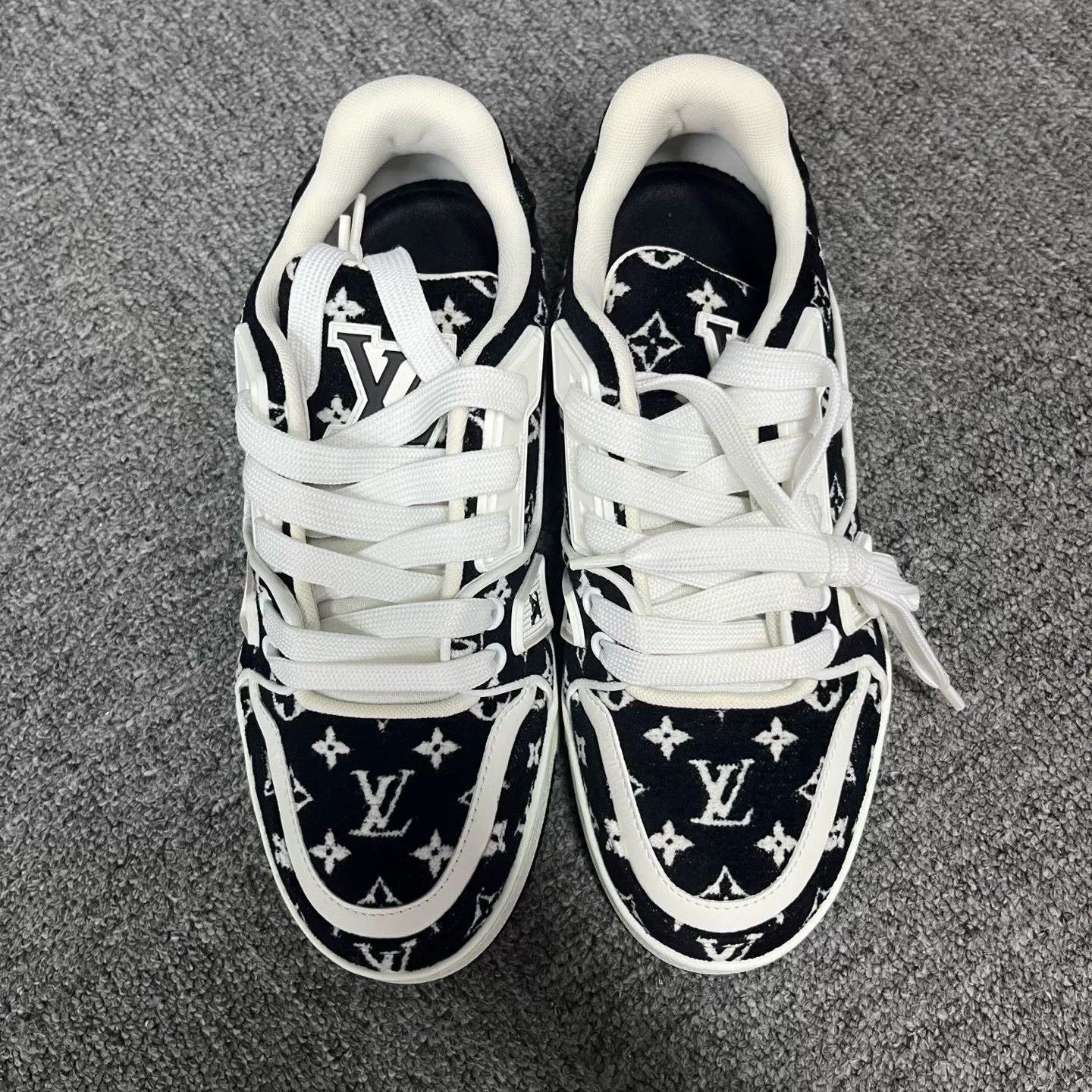 Louis Vuitton Louis Vuitton Black White Low-Top Sneakers Size US 4 / IT 34 - 2 Thumbnail