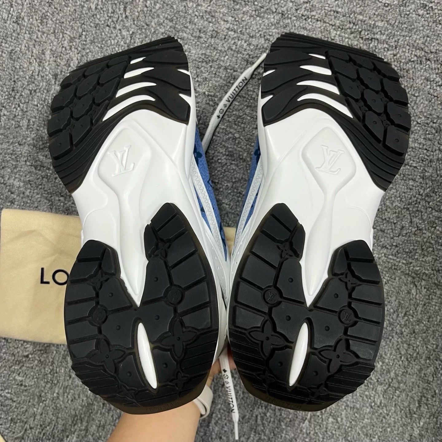 Louis Vuitton Louis Vuitton White Blue Denim Low-Top Sneakers Size US 4 / IT 34 - 6 Thumbnail