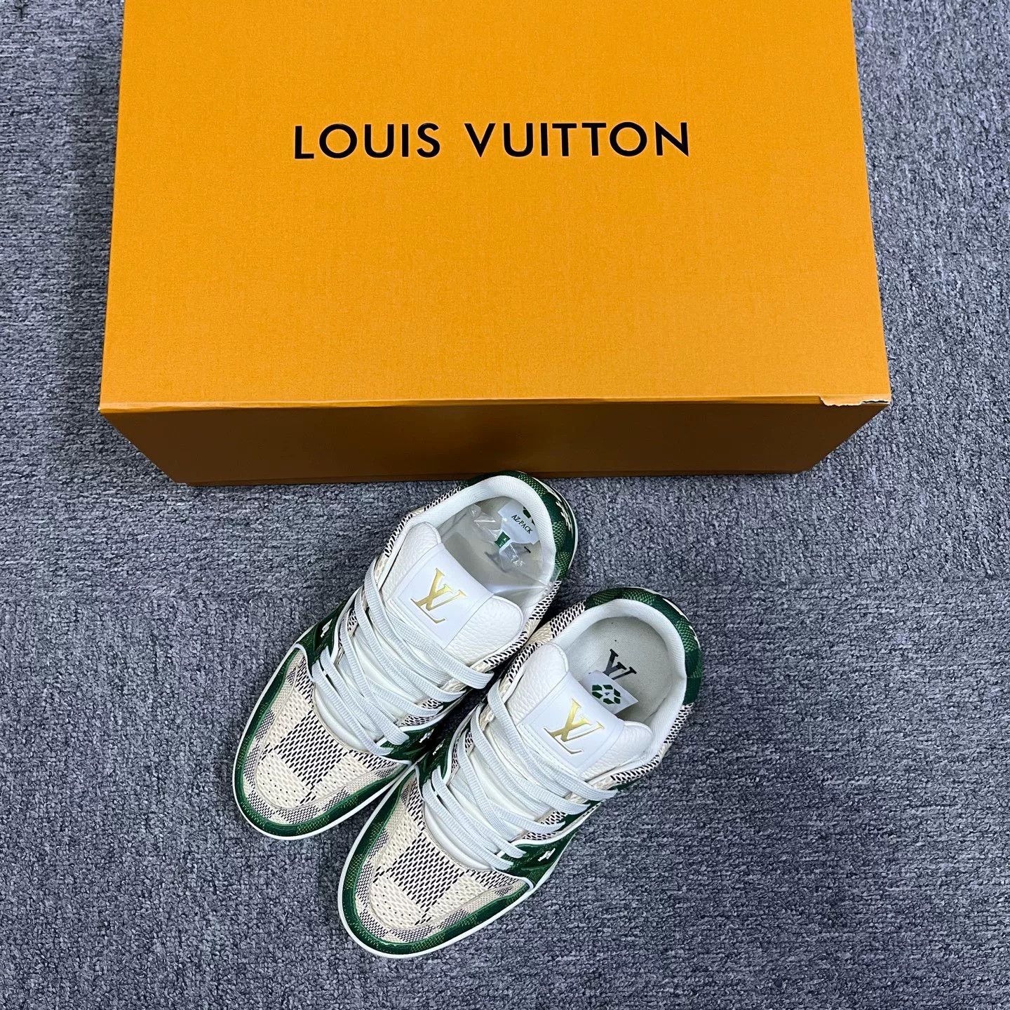 Louis Vuitton Louis Vuitton White Green Low-Top Sneakers Size US 5.5 / IT 35.5 - 3 Thumbnail