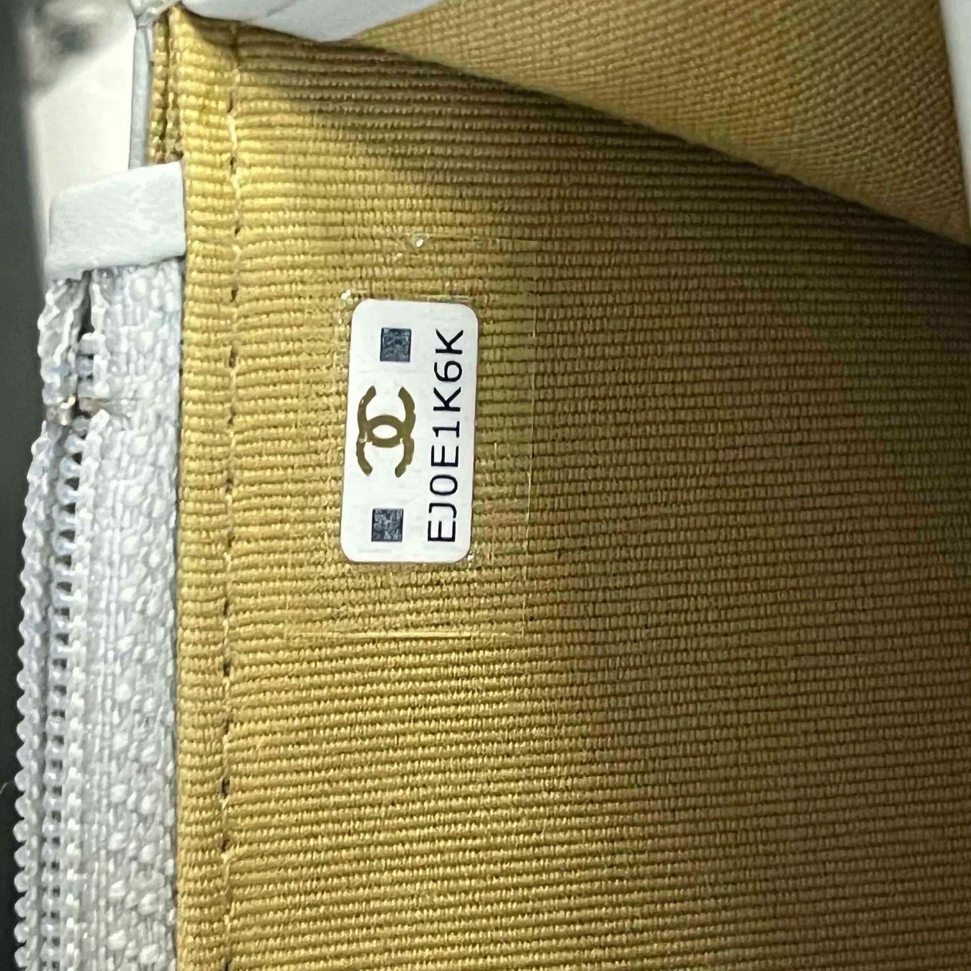 Chanel Chanel Quilted Flap Chain Bag Gold Clasp Size ONE SIZE - 8 Thumbnail