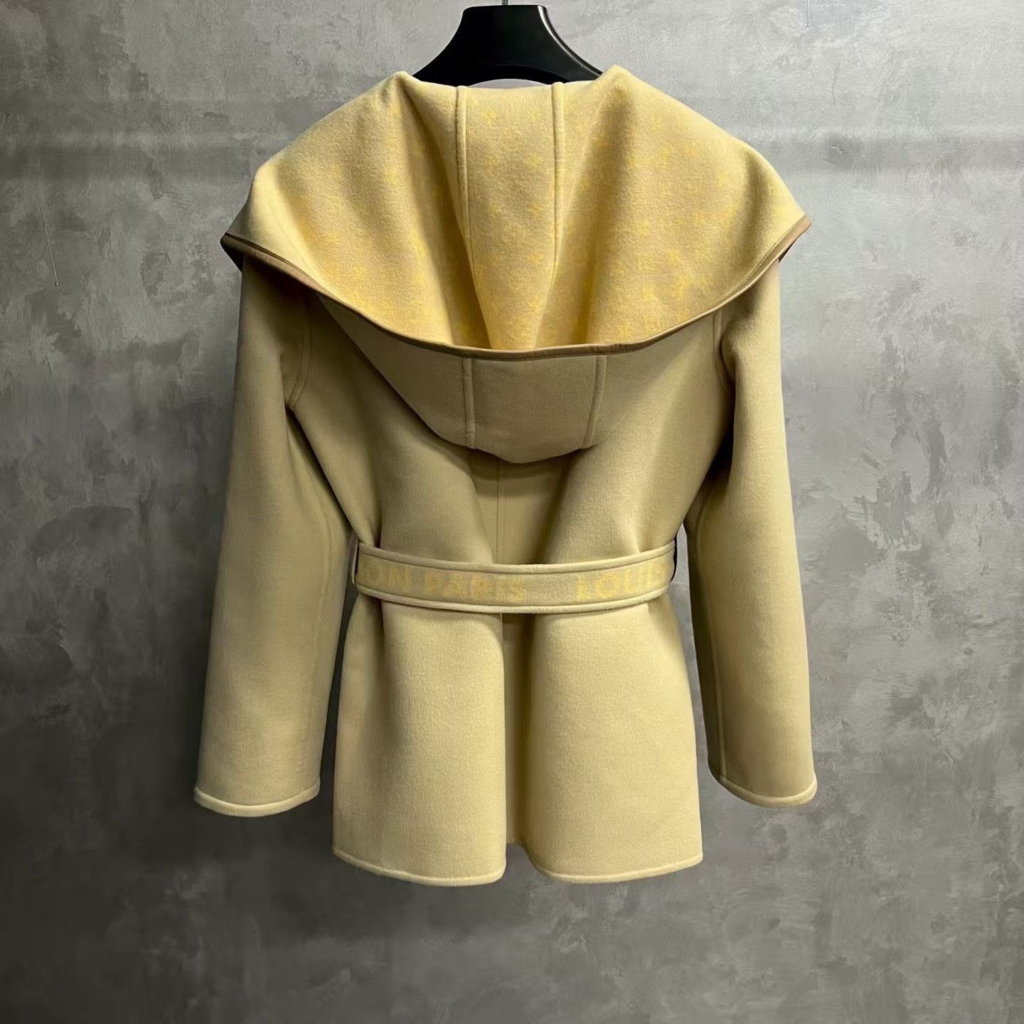 Louis Vuitton Louis Vuitton Camel Logo Belted Short Coat Size US XS / EU 42 / 0 - 5 Thumbnail